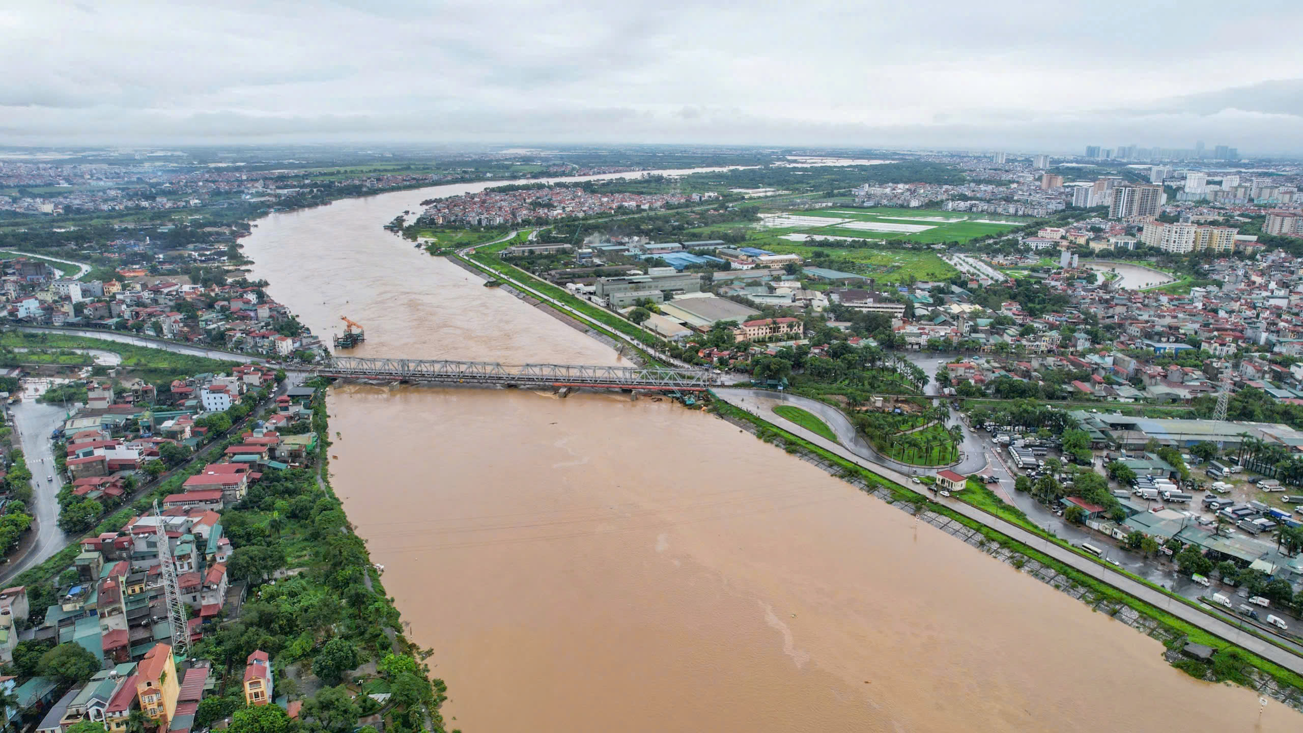 Những cây cầu vượt sông Hồng sau ngày hạn chế phương tiện- Ảnh 1.