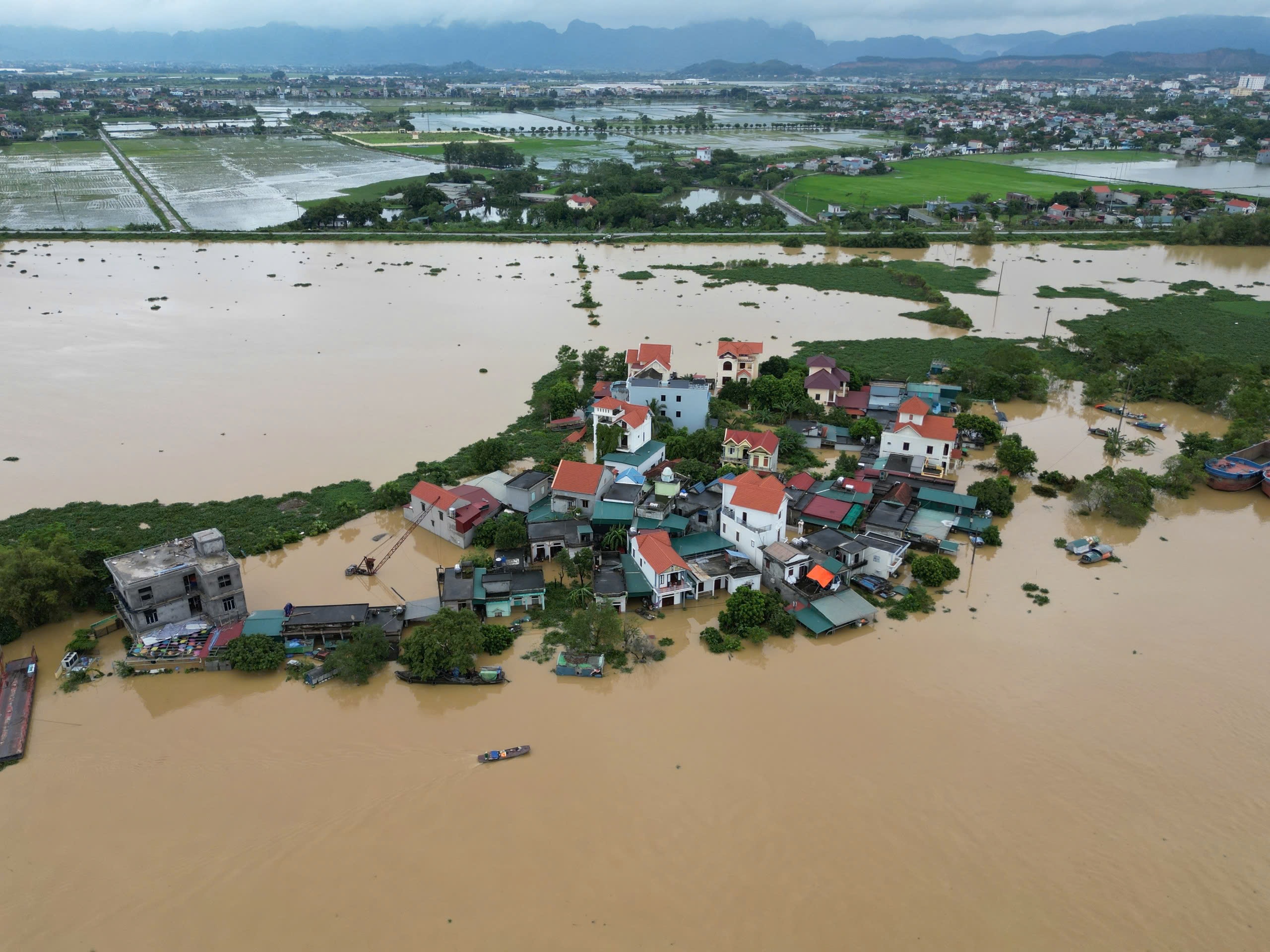 Ninh Bình: 700 hộ bị cô lập, người dân lên mái nhà nhìn nước dâng- Ảnh 2.