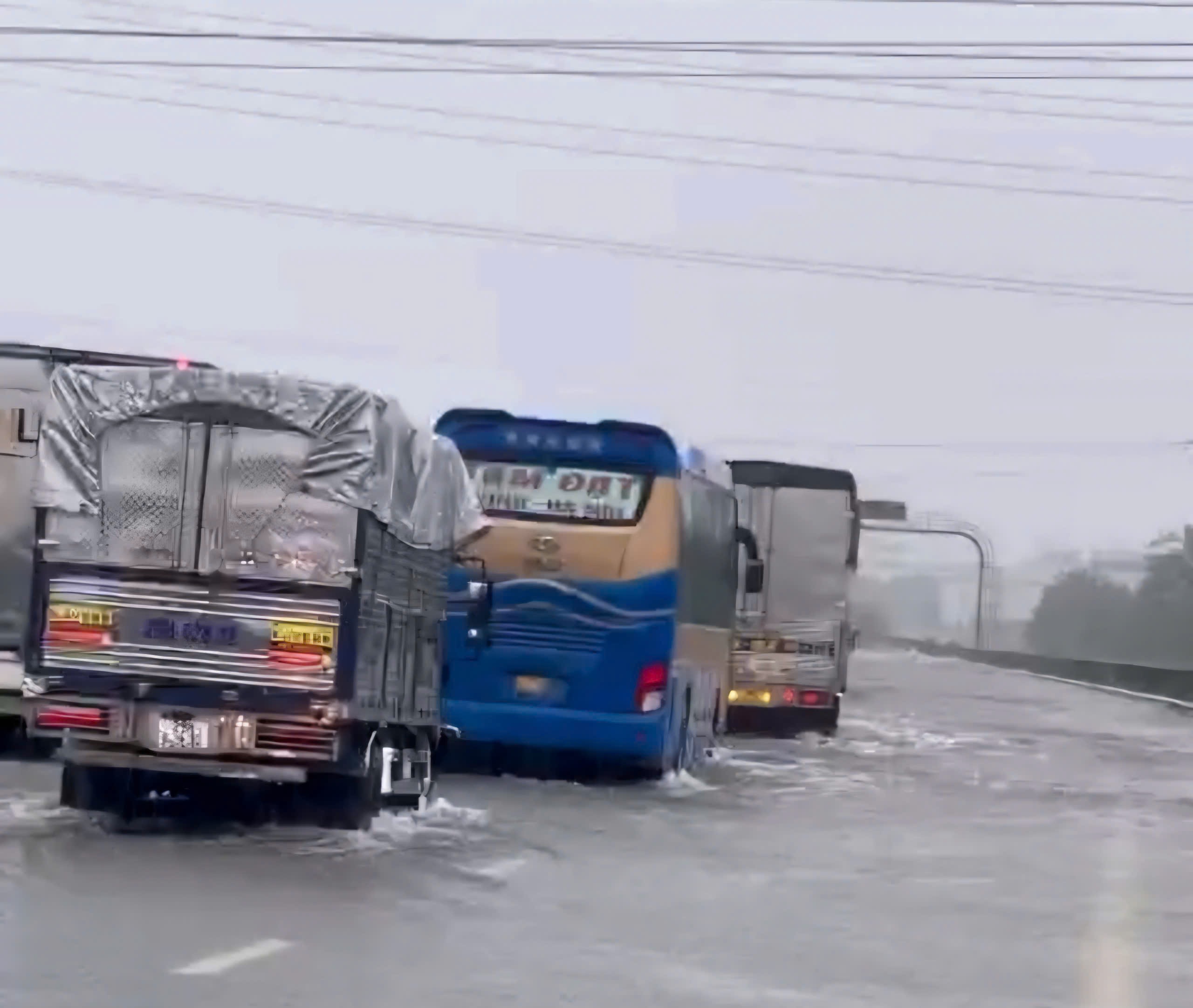 Vận hành tối đa công suất trạm bơm, sớm đưa cao tốc Pháp Vân - Cầu Giẽ thoát ngập- Ảnh 1.