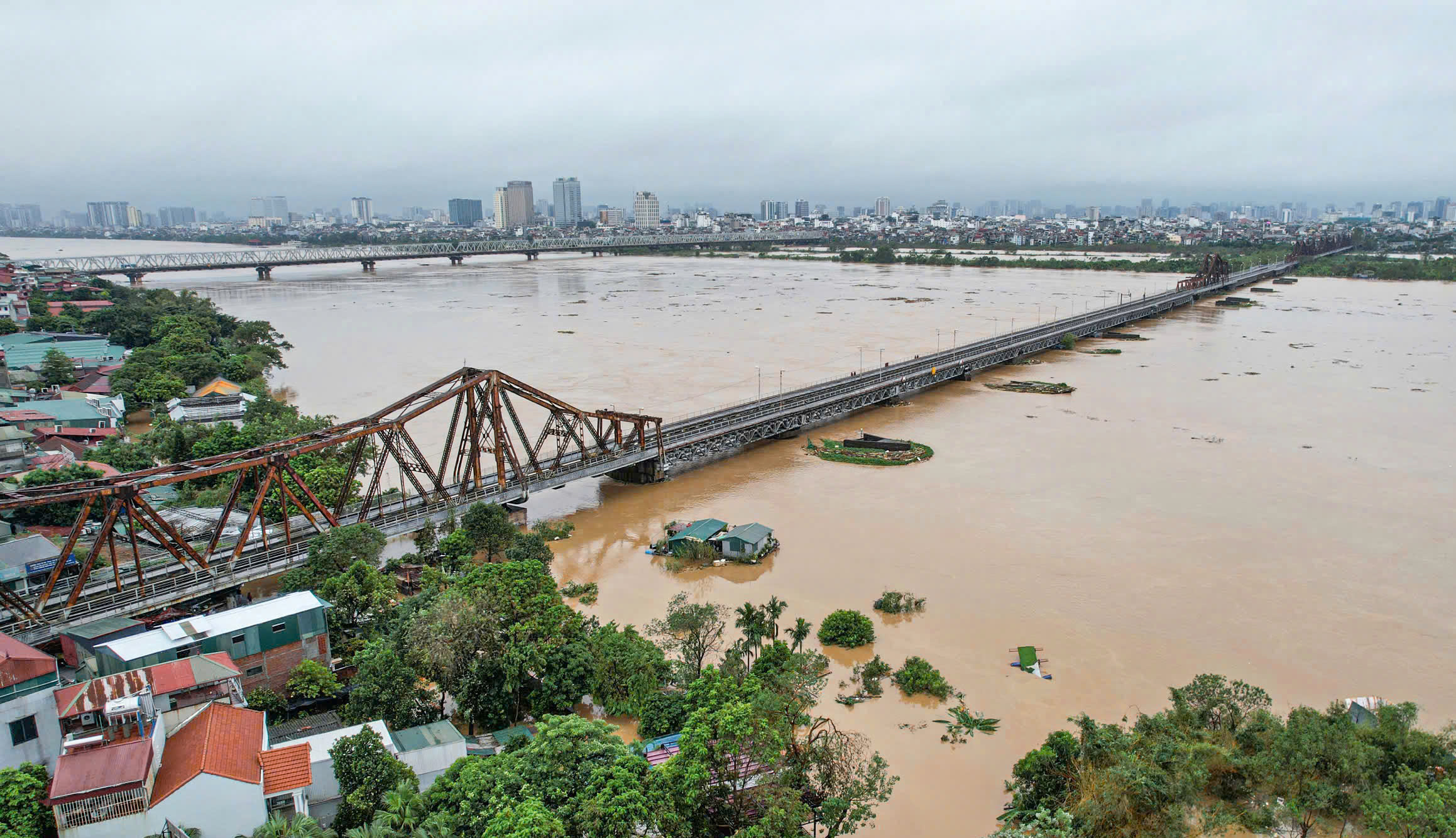 Những cây cầu vượt sông Hồng sau ngày hạn chế phương tiện- Ảnh 3.