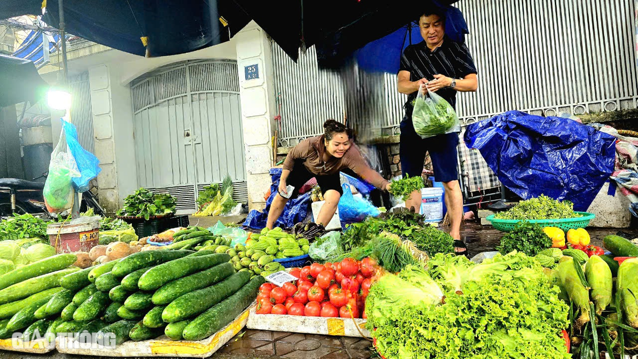 Giành giật lúc nửa đêm mua rau xanh, lo giá còn đắt từng ngày- Ảnh 1.