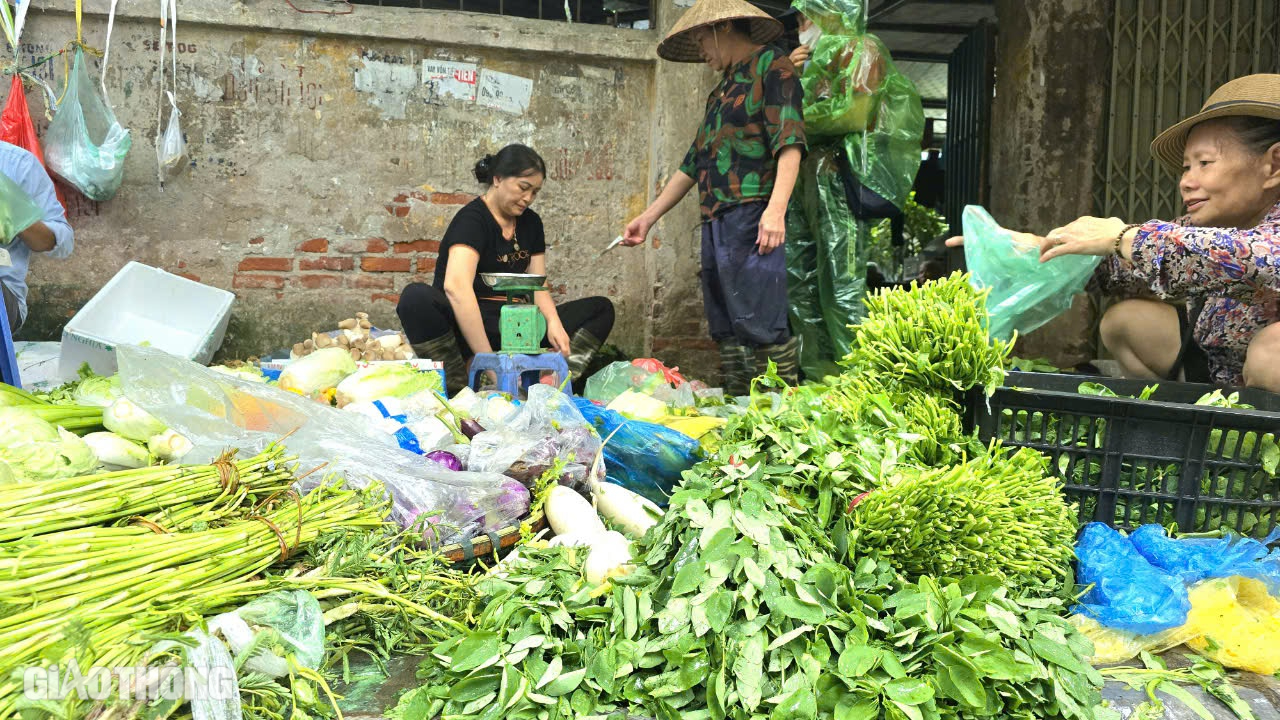 Giành giật lúc nửa đêm mua rau xanh, lo giá còn đắt từng ngày- Ảnh 2.