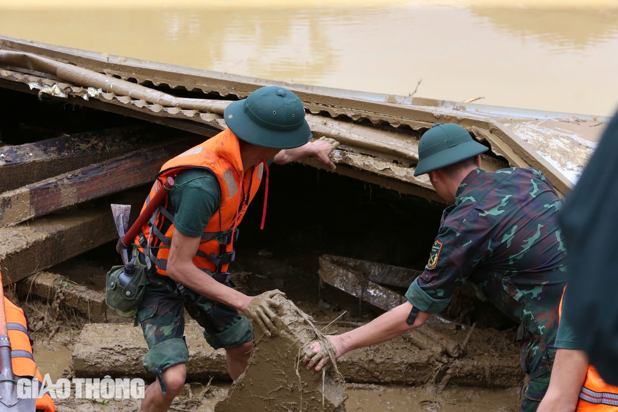 Bộ đội dầm bùn, lật từng mảnh tường, mái nhà sập tìm người mất tích ở Làng Nủ sau lở đất- Ảnh 3.