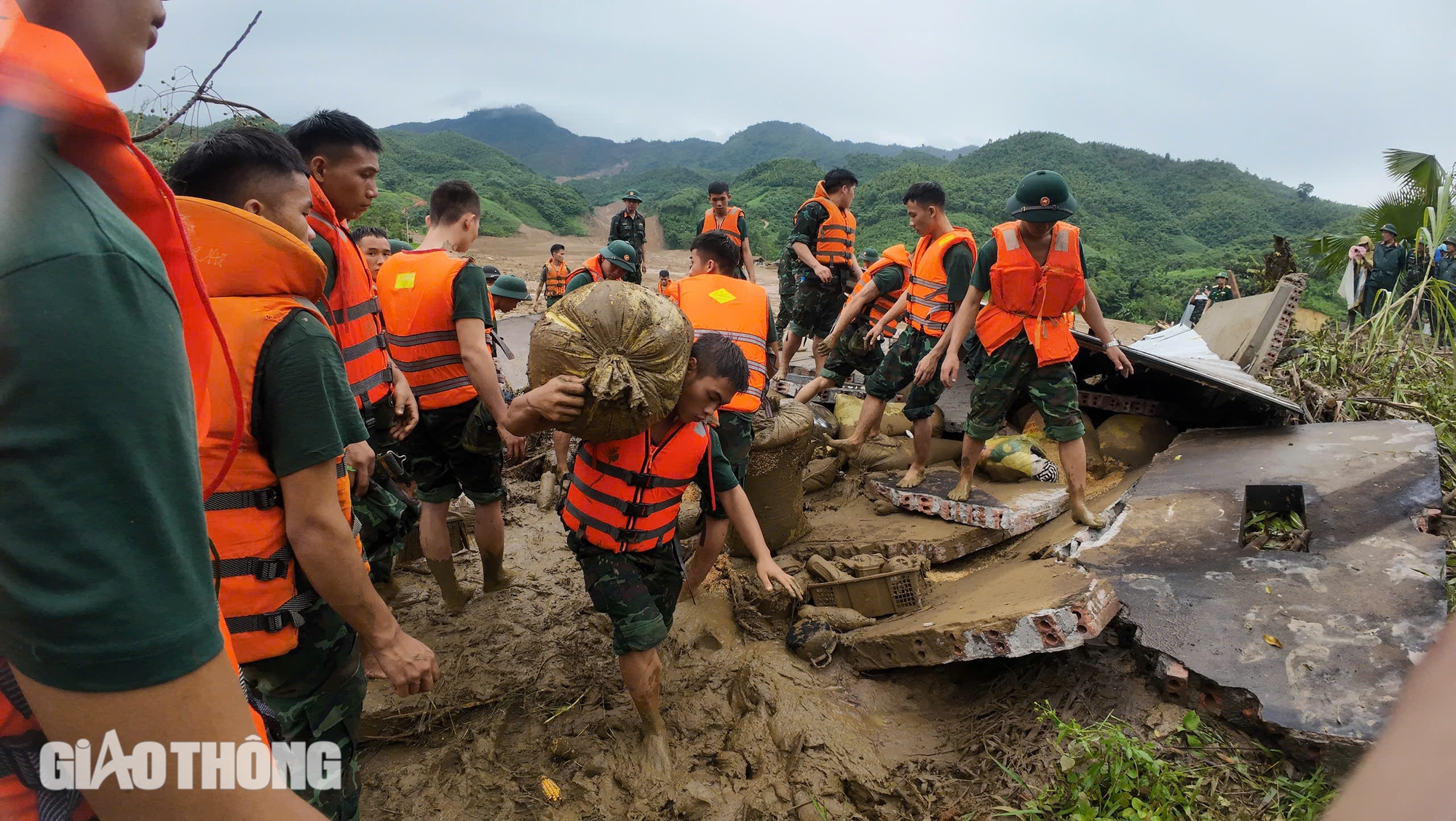 Bộ đội dầm bùn, lật từng mảnh tường, mái nhà sập tìm người mất tích ở Làng Nủ sau lở đất- Ảnh 6.