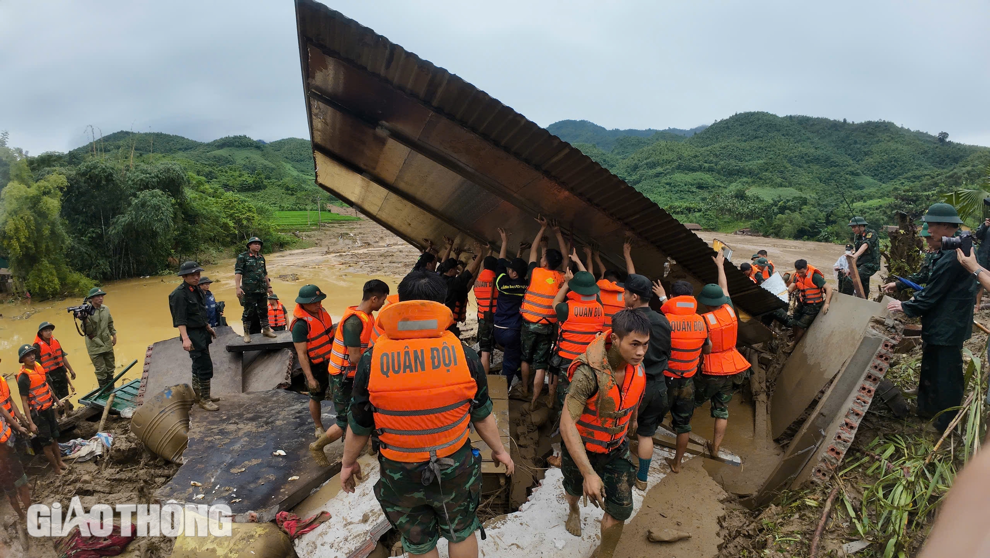 Bộ đội dầm bùn, lật từng mảnh tường, mái nhà sập tìm người mất tích ở Làng Nủ sau lở đất- Ảnh 7.