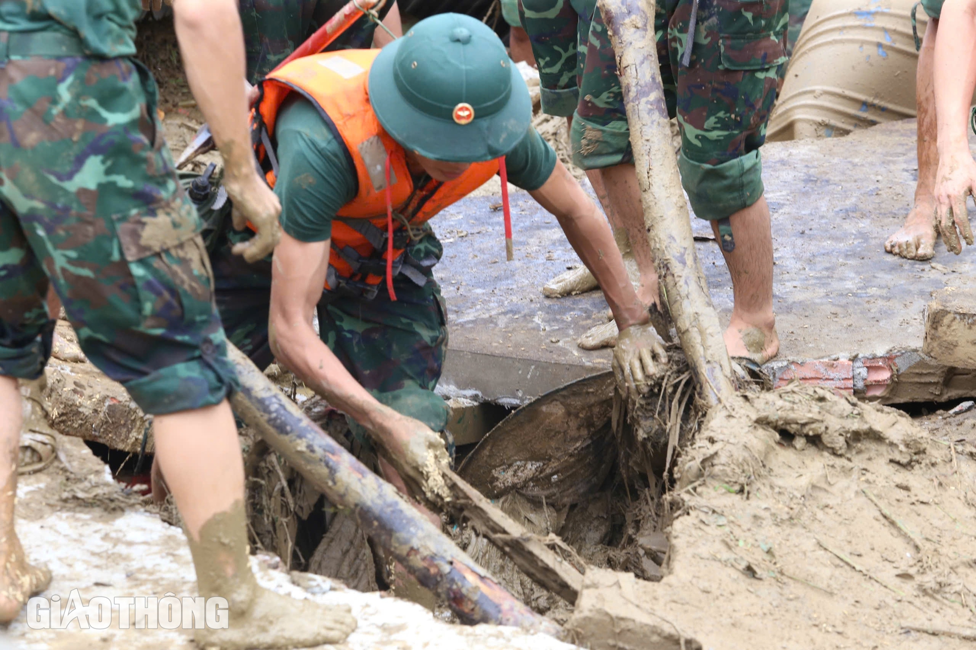 Bộ đội dầm bùn, lật từng mảnh tường, mái nhà sập tìm người mất tích ở Làng Nủ sau lở đất- Ảnh 9.