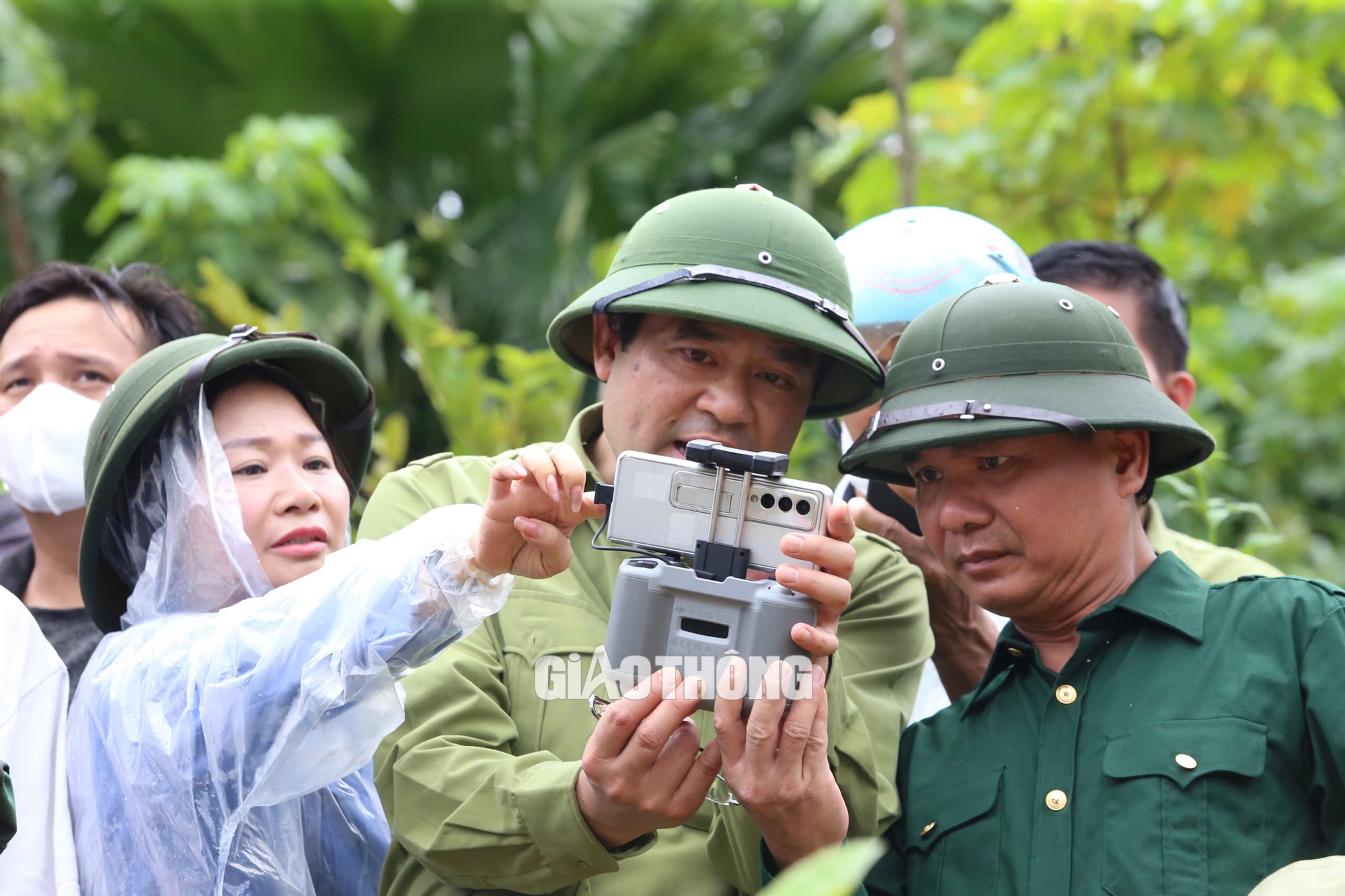 Bộ đội dầm bùn, lật từng mảnh tường, mái nhà sập tìm người mất tích ở Làng Nủ sau lở đất- Ảnh 14.