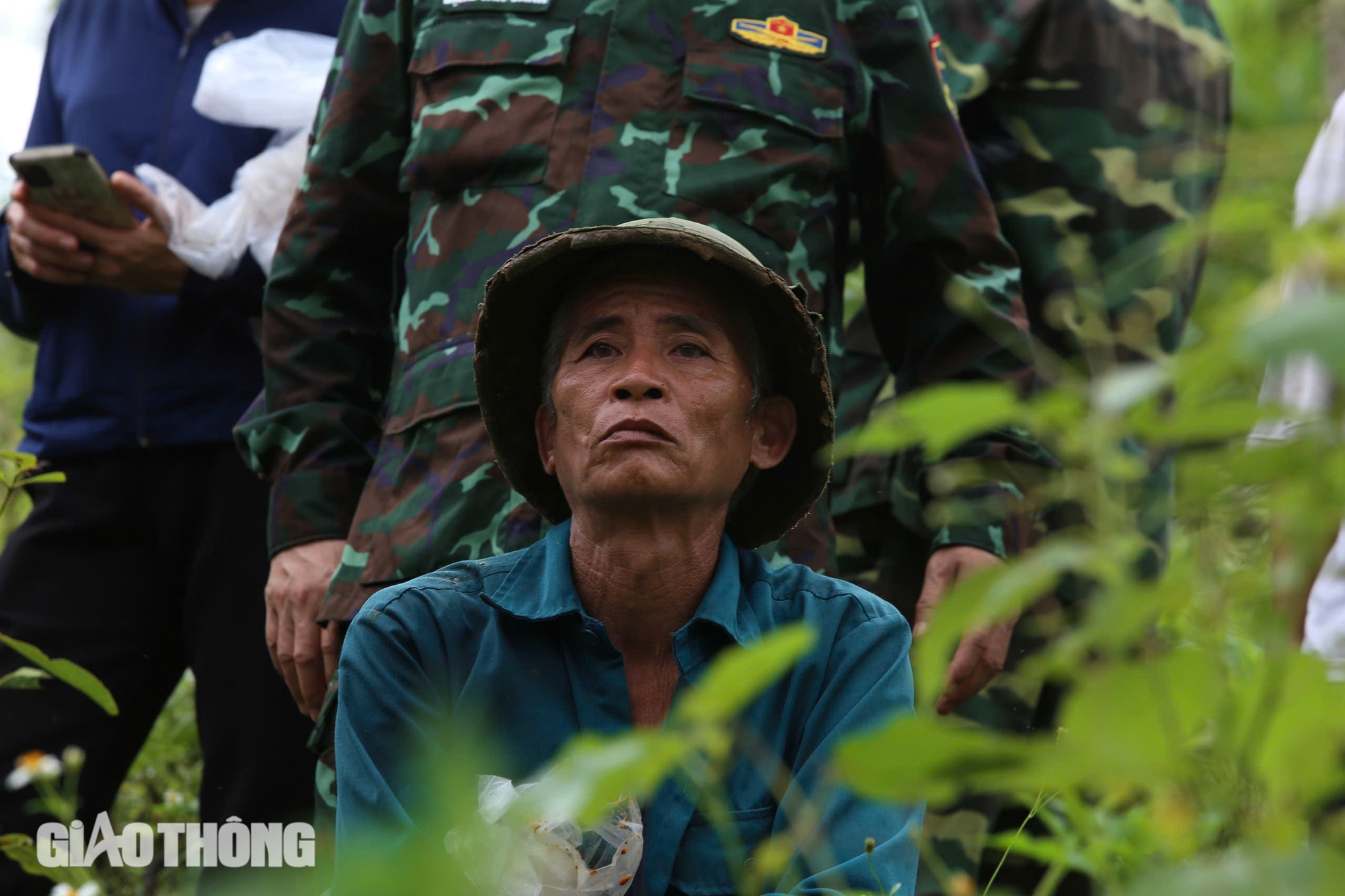 Bộ đội dầm bùn, lật từng mảnh tường, mái nhà sập tìm người mất tích ở Làng Nủ sau lở đất- Ảnh 14.