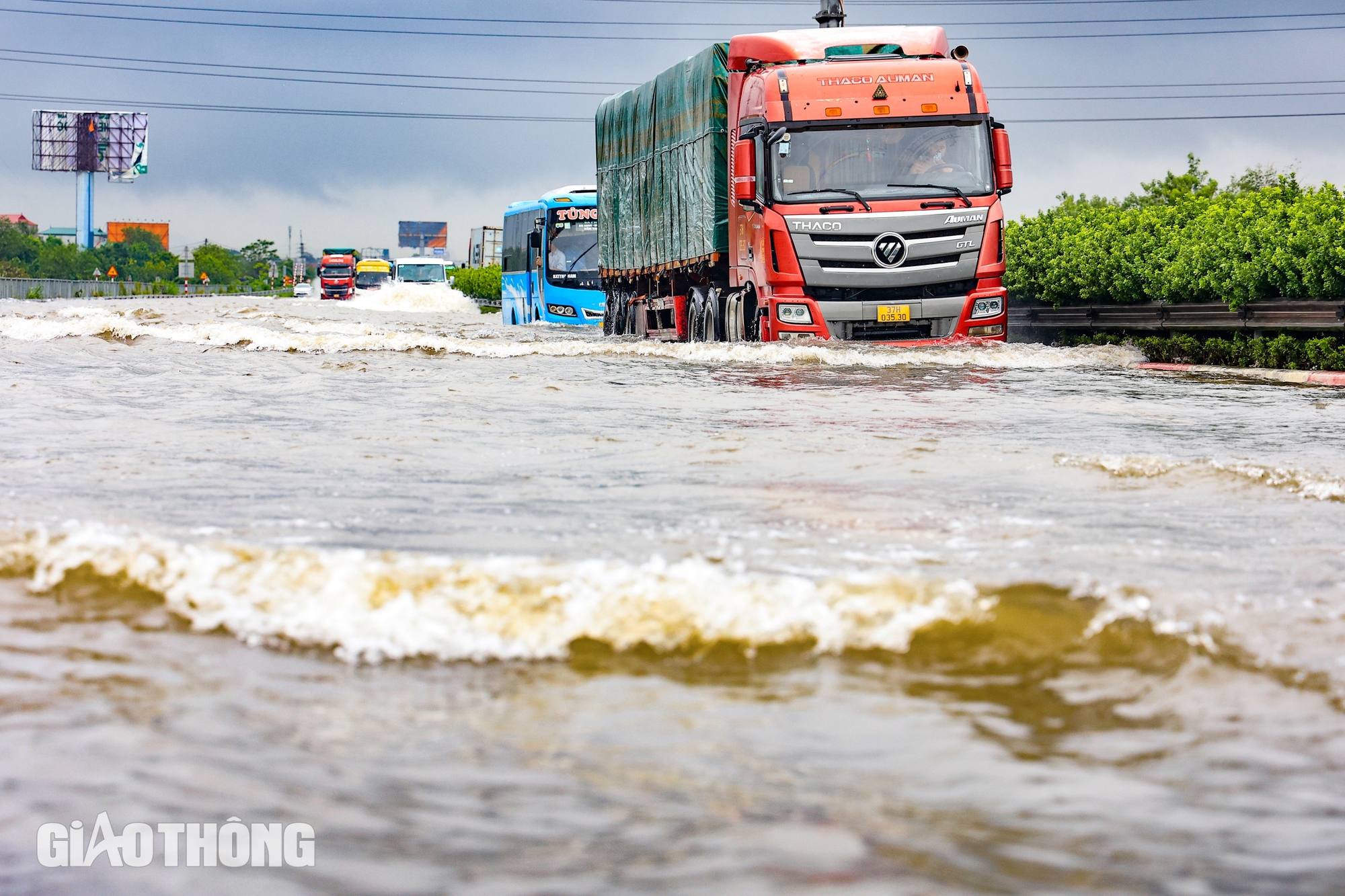 Vất vả "tách" xe 4 chỗ không cho qua vùng ngập sâu trên cao tốc Pháp Vân - Cầu Giẽ- Ảnh 3.