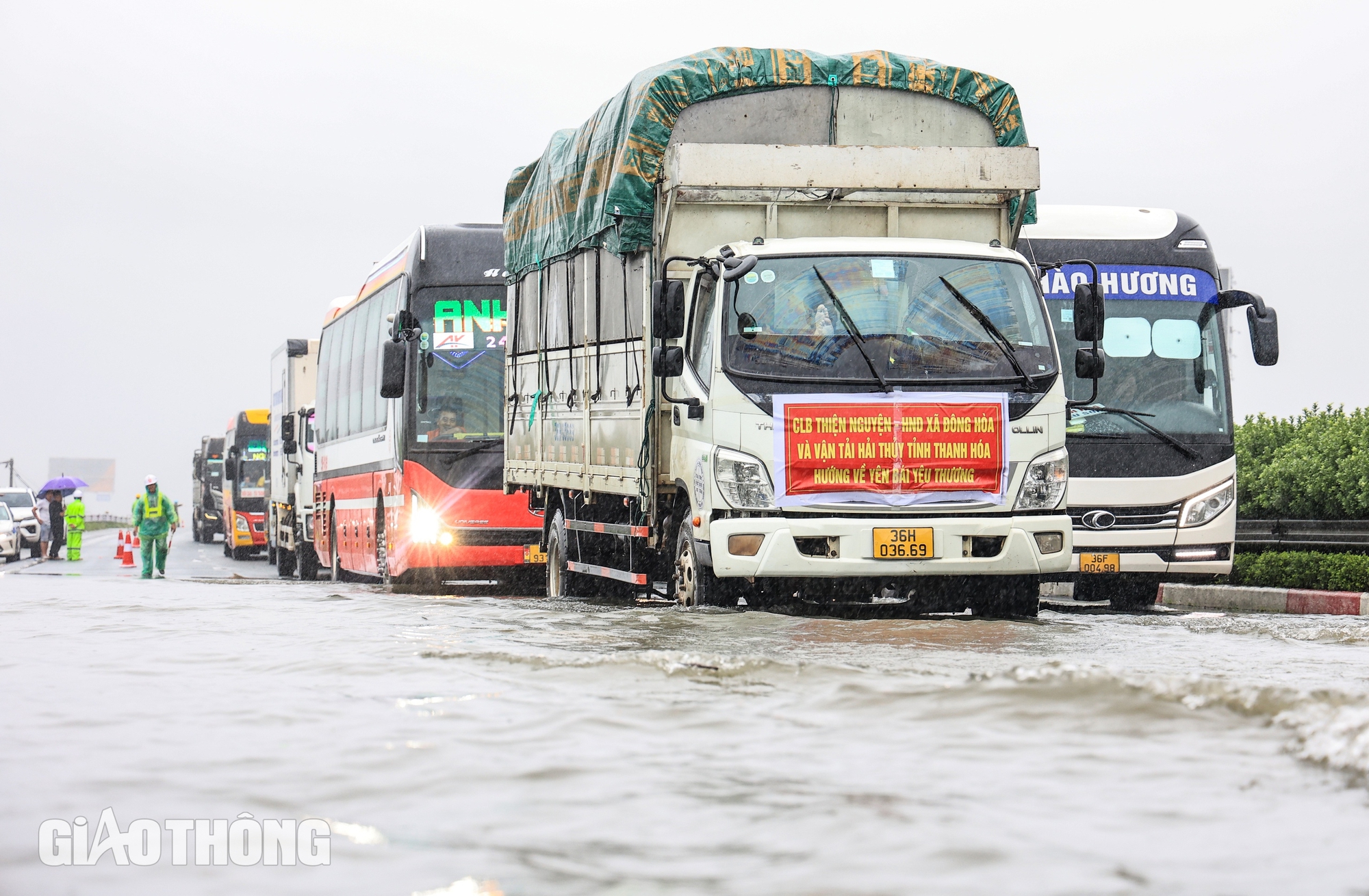 Vất vả "tách" xe 4 chỗ không cho qua vùng ngập sâu trên cao tốc Pháp Vân - Cầu Giẽ- Ảnh 12.