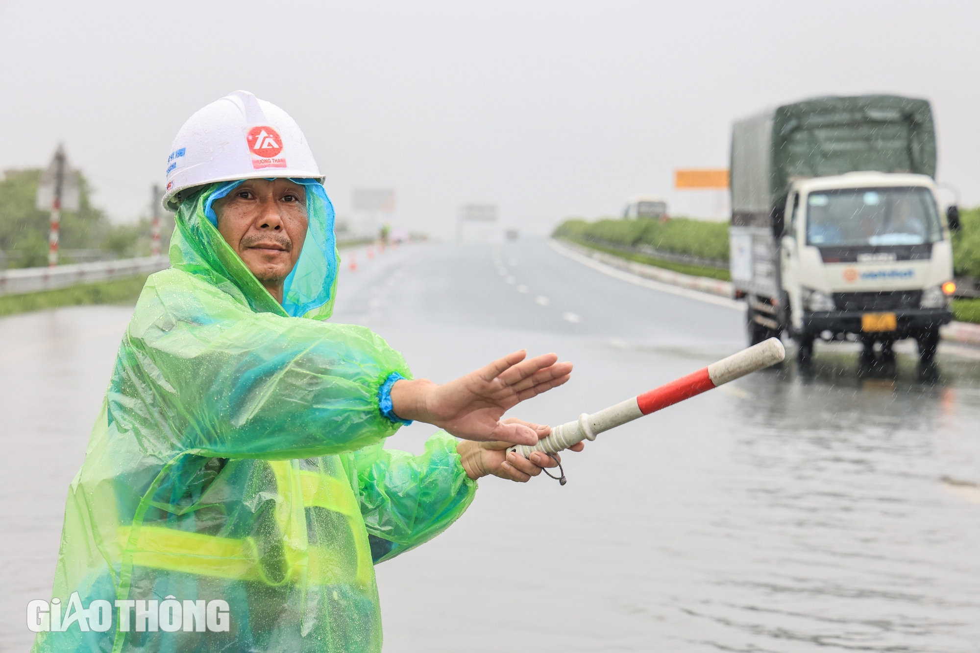 Vất vả "tách" xe 4 chỗ không cho qua vùng ngập sâu trên cao tốc Pháp Vân - Cầu Giẽ- Ảnh 14.