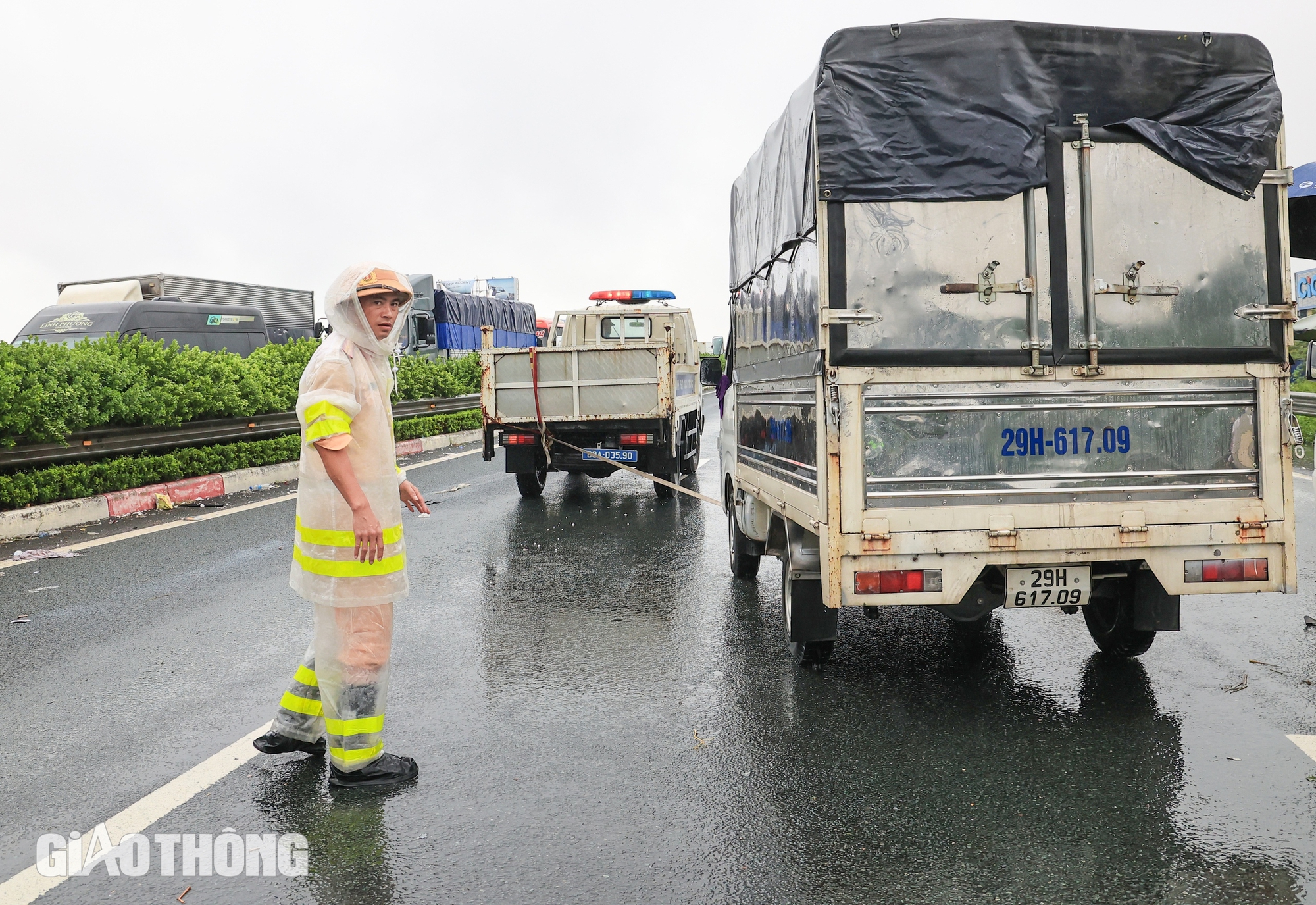 Vất vả "tách" xe 4 chỗ không cho qua vùng ngập sâu trên cao tốc Pháp Vân - Cầu Giẽ- Ảnh 19.