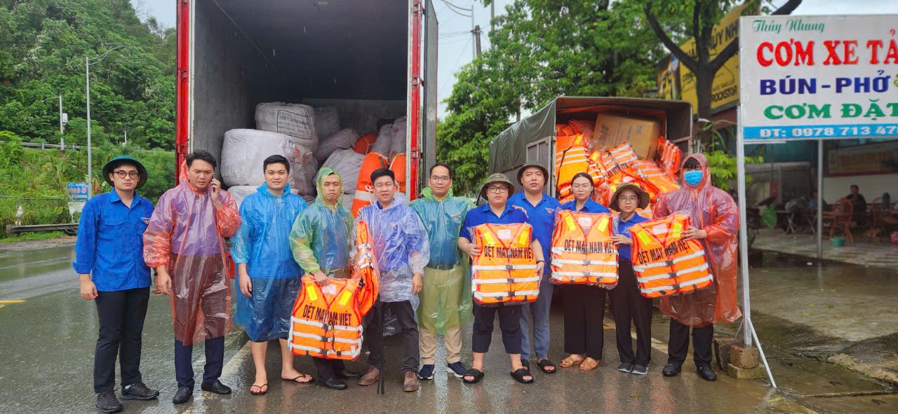 Tuổi trẻ ngành GTVT tức tốc lên đường cứu trợ người dân vùng bão lũ- Ảnh 2.