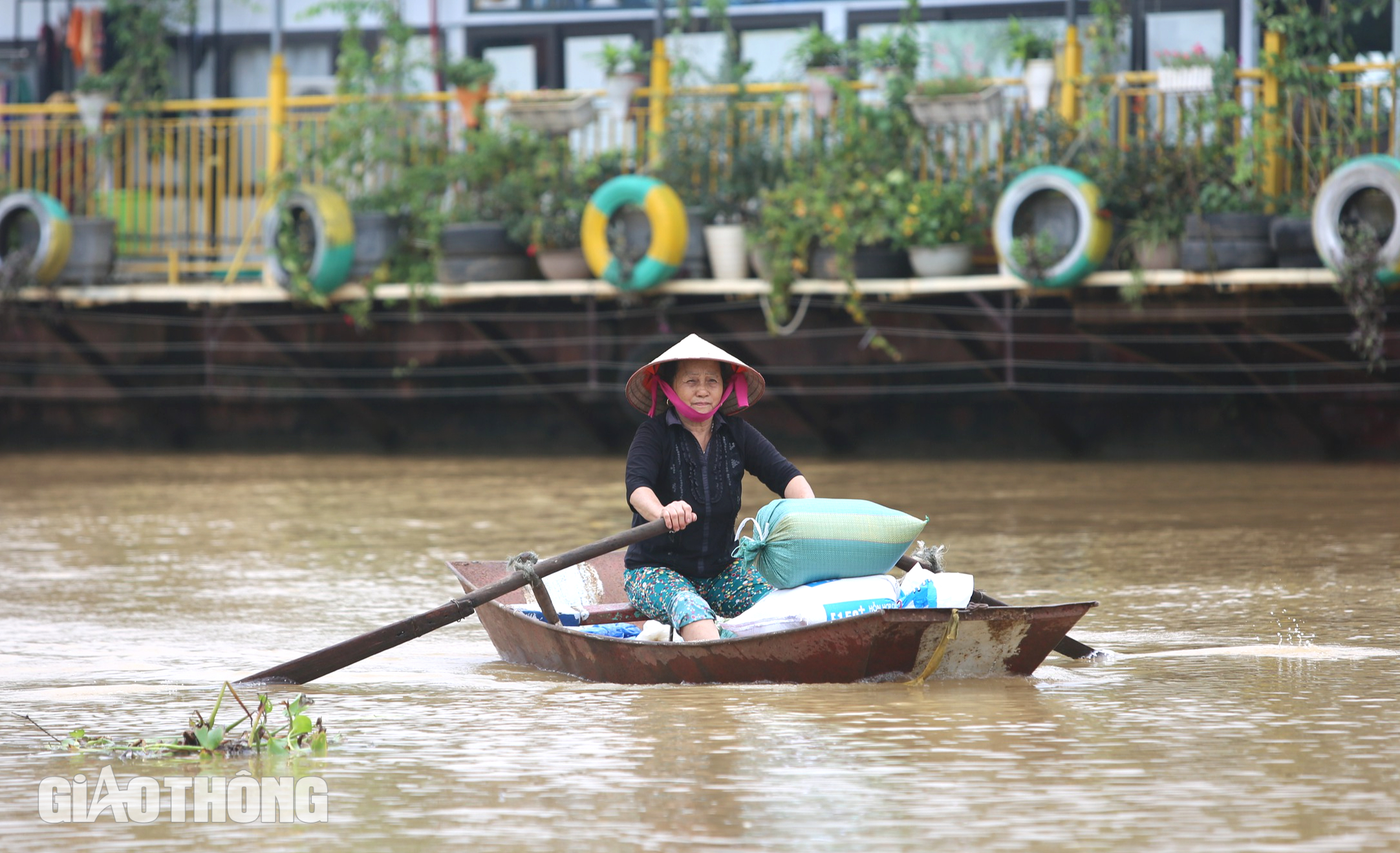 Ninh Bình: 700 hộ bị cô lập, người dân lên mái nhà nhìn nước dâng- Ảnh 27.