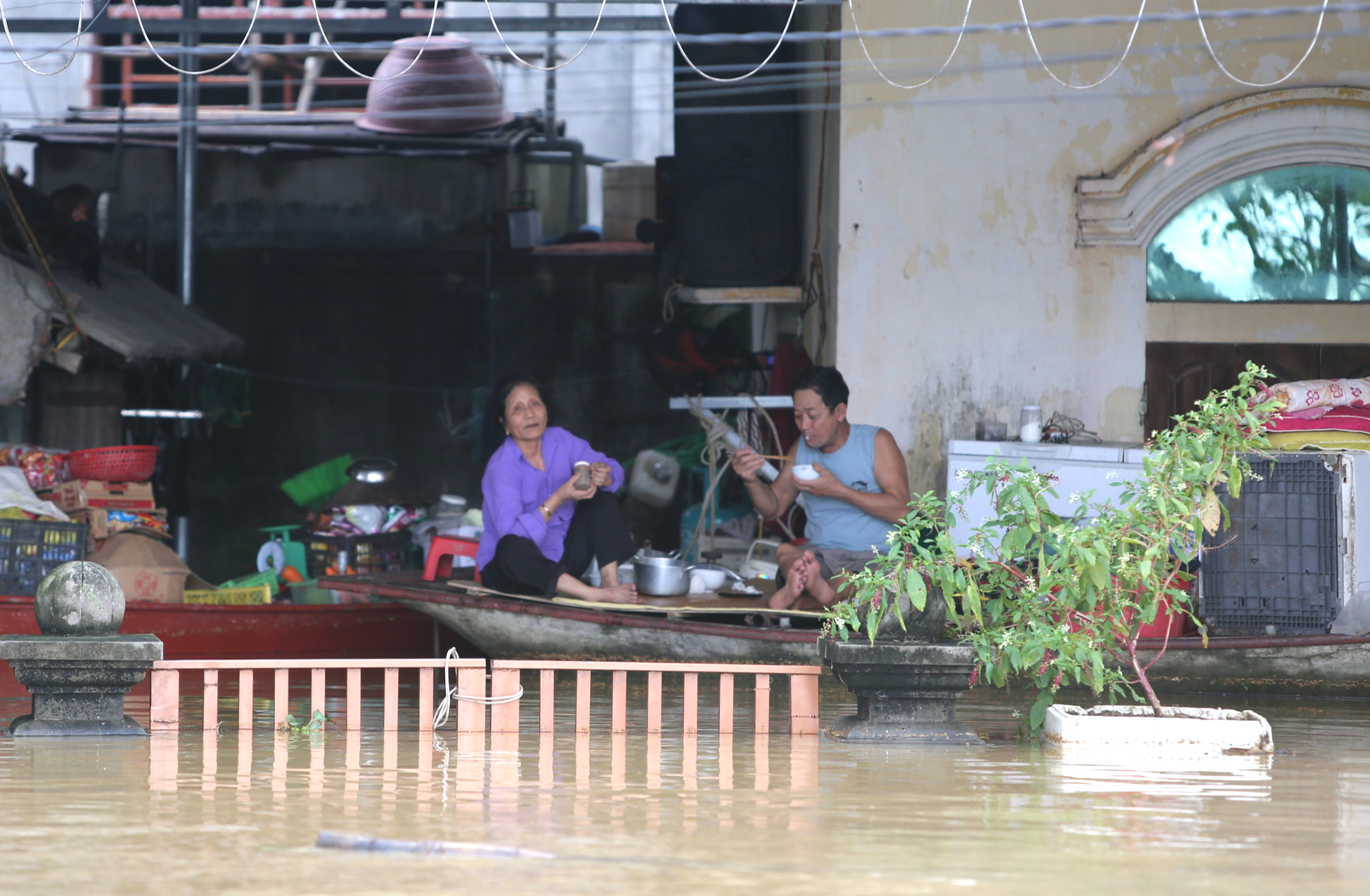 Ninh Bình: 700 hộ bị cô lập, người dân lên mái nhà nhìn nước dâng- Ảnh 23.