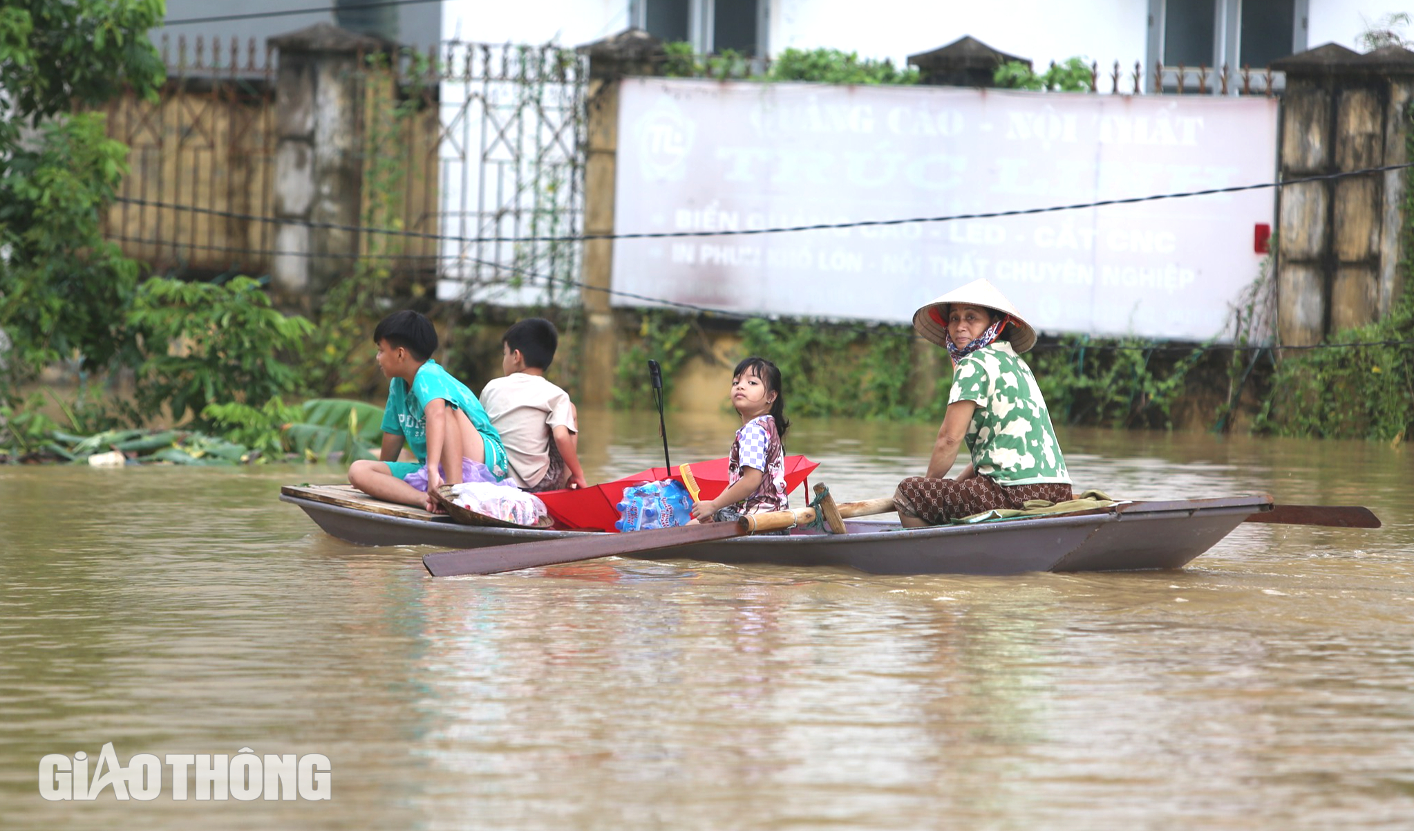 Ninh Bình: 700 hộ bị cô lập, người dân lên mái nhà nhìn nước dâng- Ảnh 24.