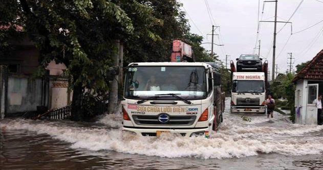 Cấm phương tiện qua điểm ngập đường 427 huyện Thường Tín, người dân đi hướng nào?- Ảnh 1.