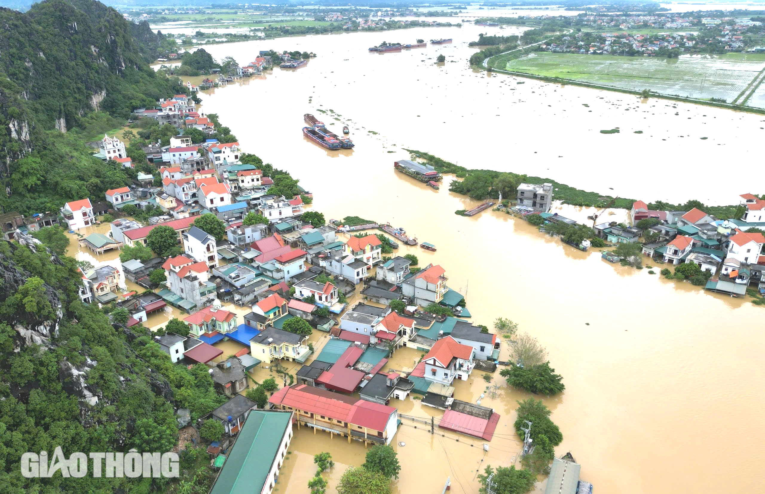 Ninh Bình: 700 hộ bị cô lập, người dân lên mái nhà nhìn nước dâng- Ảnh 1.