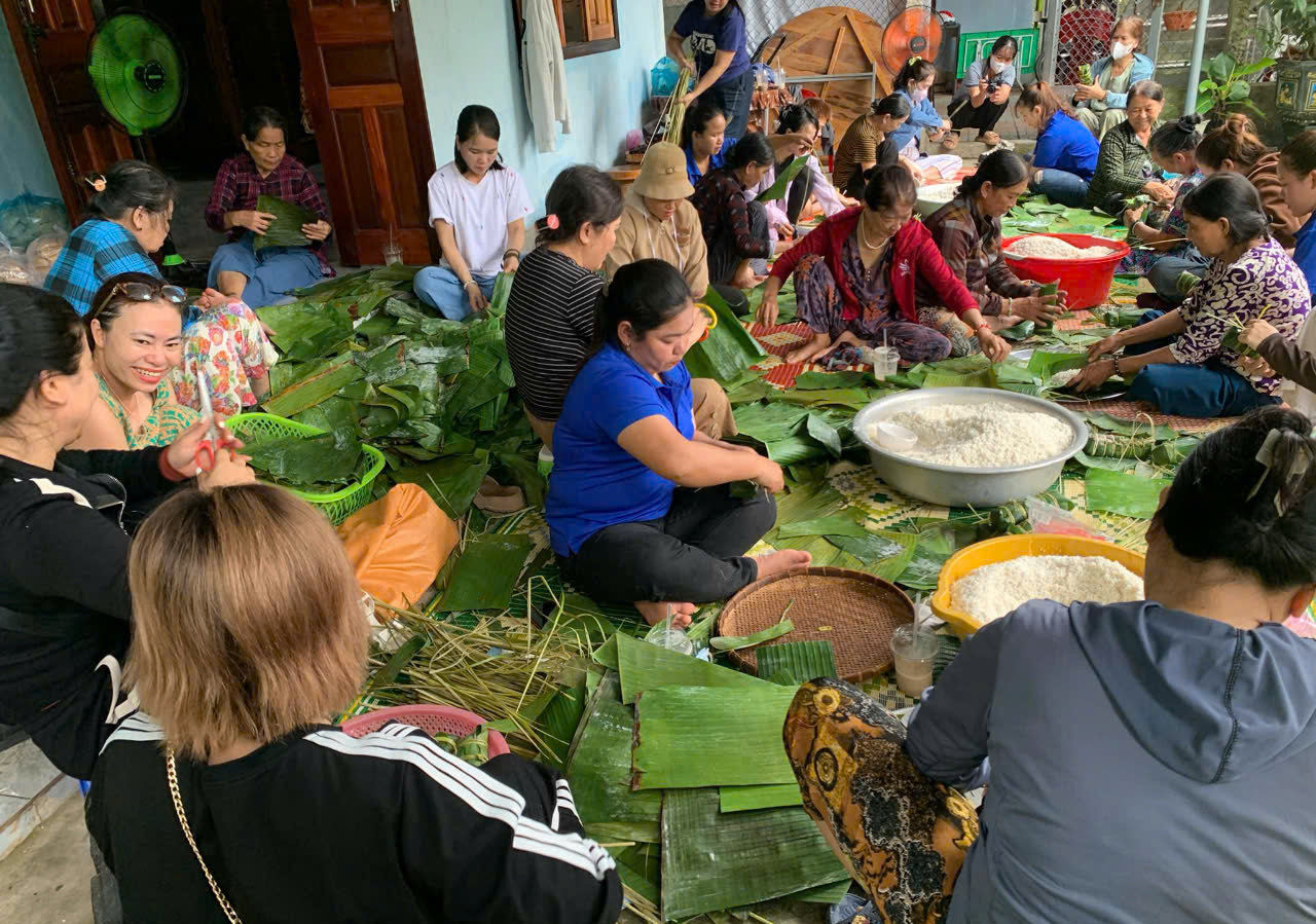 Người dân miền núi Quảng Ngãi gói bánh chưng, bánh tét gửi đồng bào miền Bắc- Ảnh 4.