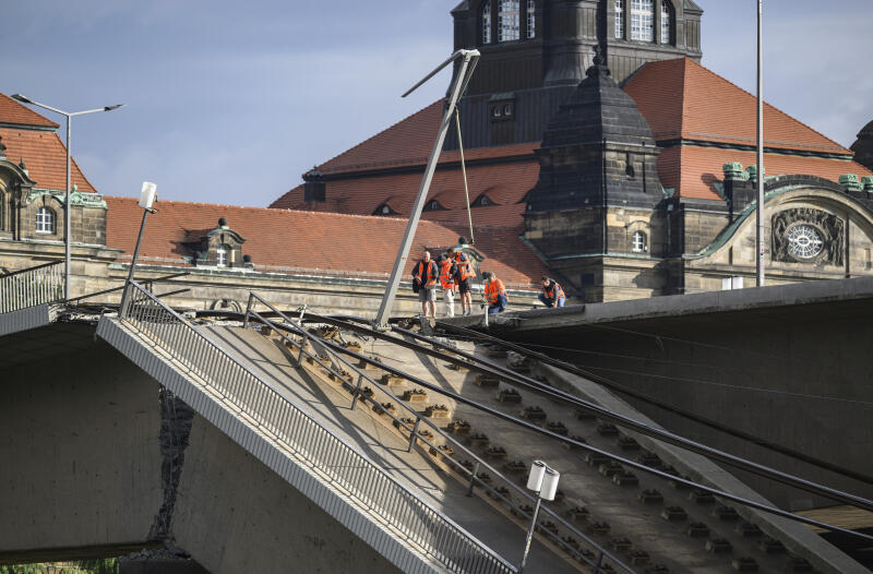 Cầu huyết mạch tại thành phố cổ Dresden, Đức bất ngờ bị sập- Ảnh 3.