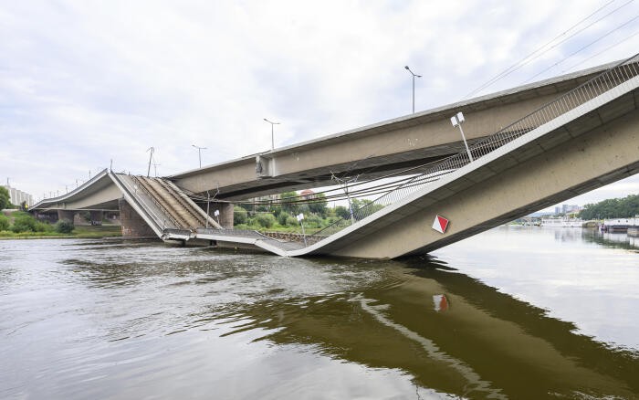 Cầu huyết mạch tại thành phố cổ Dresden, Đức bất ngờ bị sập