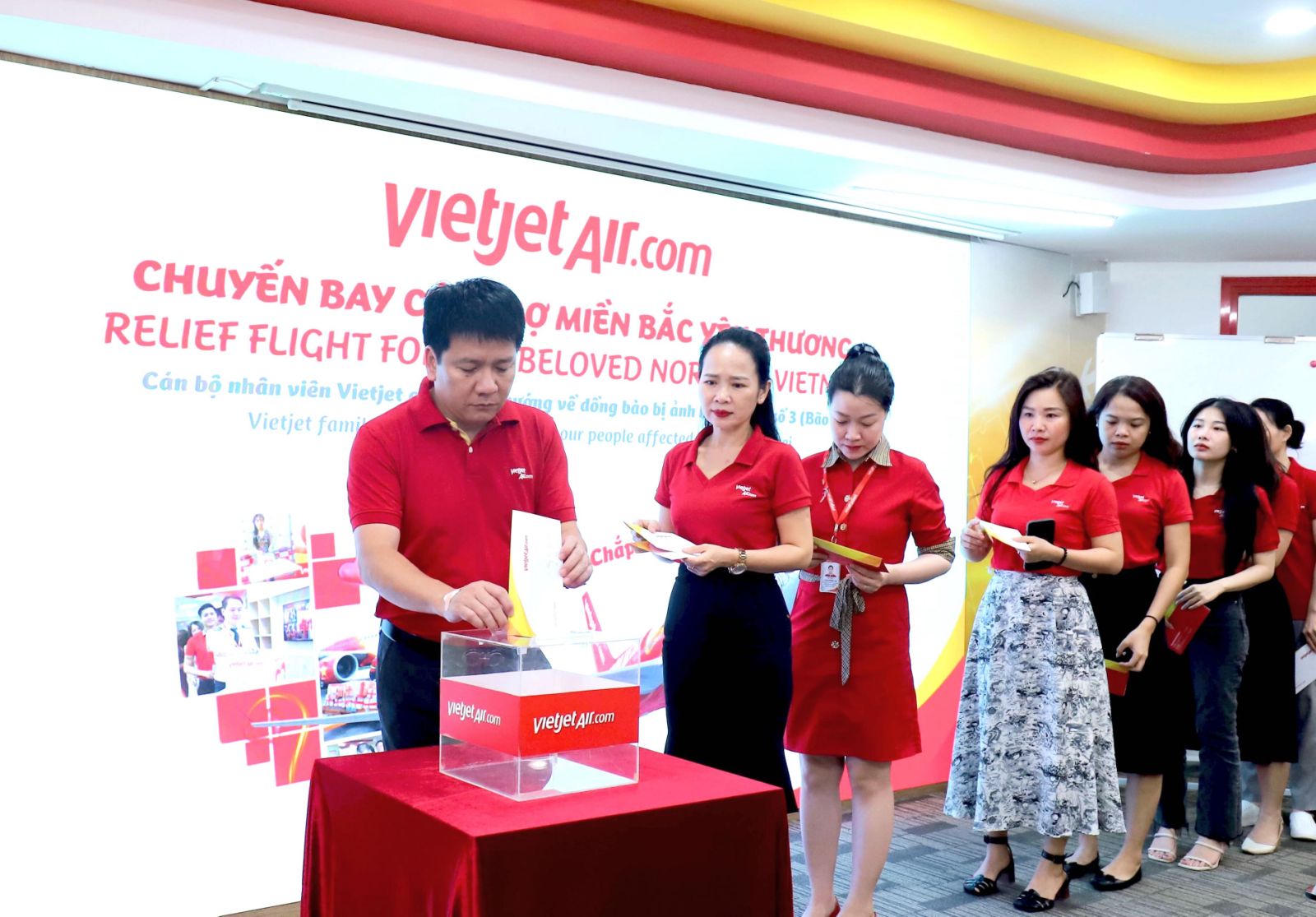 Vietjet chung tay ủng hộ người dân vùng lũ- Ảnh 4.