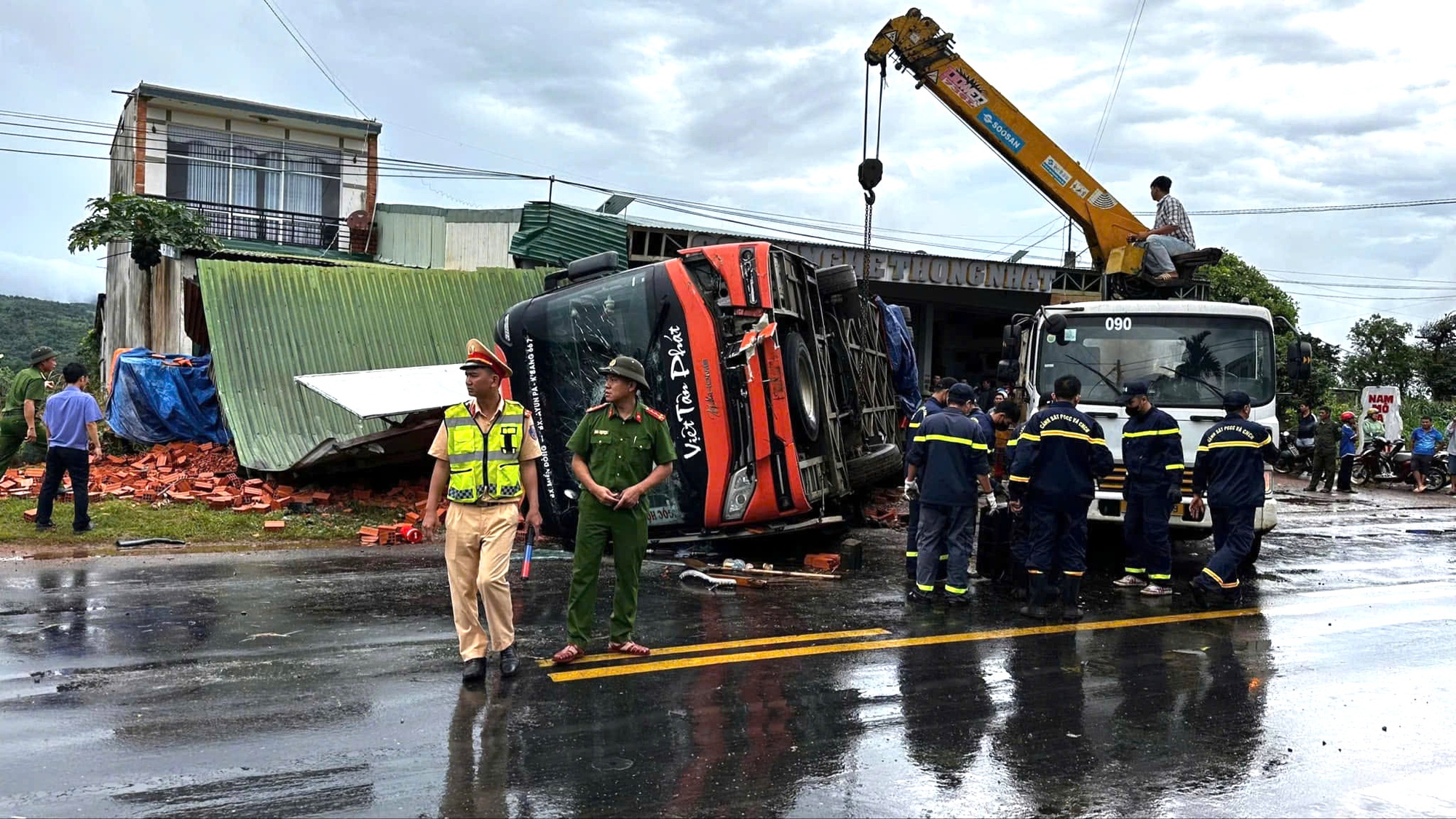 Lật xe khách 4 người tử vong ở Đắk Lắk: Phương tiện có còn hạn kiểm định?- Ảnh 1.