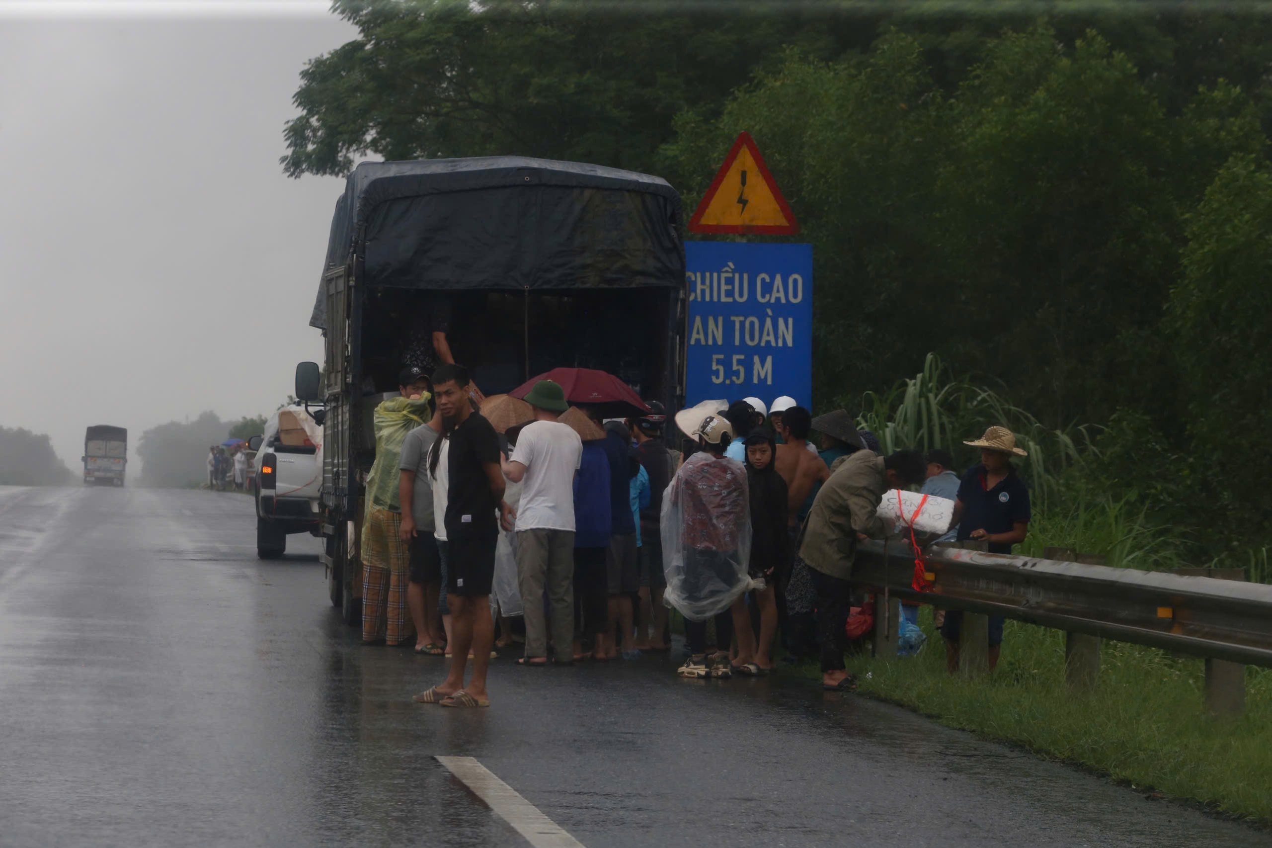 Người dân tràn ra cao tốc Nội Bài - Lào Cai nhận đồ cứu trợ, rất lo nguy cơ tai nạn- Ảnh 5.