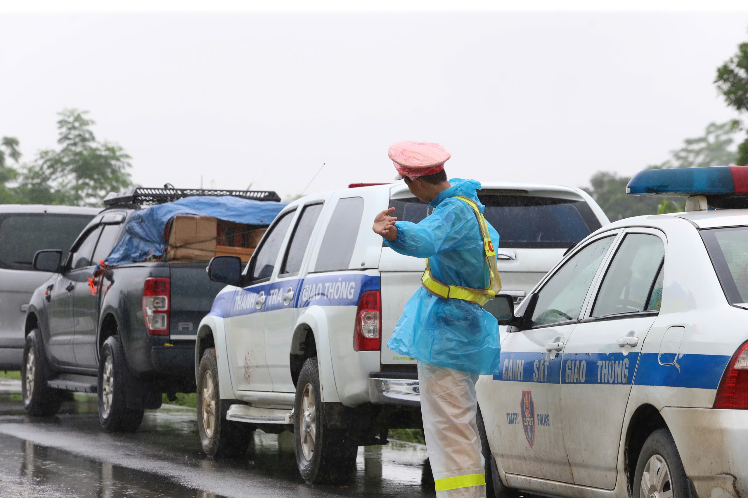 Người dân tràn ra cao tốc Nội Bài - Lào Cai nhận đồ cứu trợ, rất lo nguy cơ tai nạn- Ảnh 8.