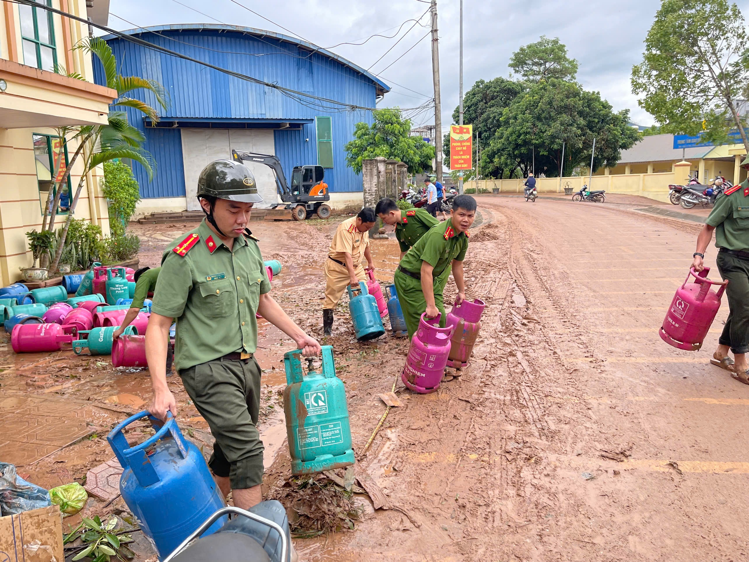 CSGT Quảng Ninh ngày đêm căng mình giúp dân khắc phục bão lũ- Ảnh 1.