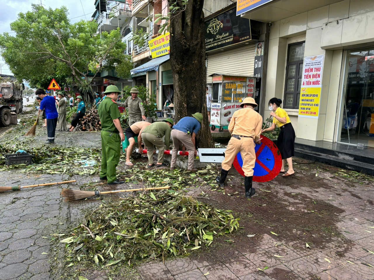 CSGT Quảng Ninh ngày đêm căng mình giúp dân khắc phục bão lũ- Ảnh 2.