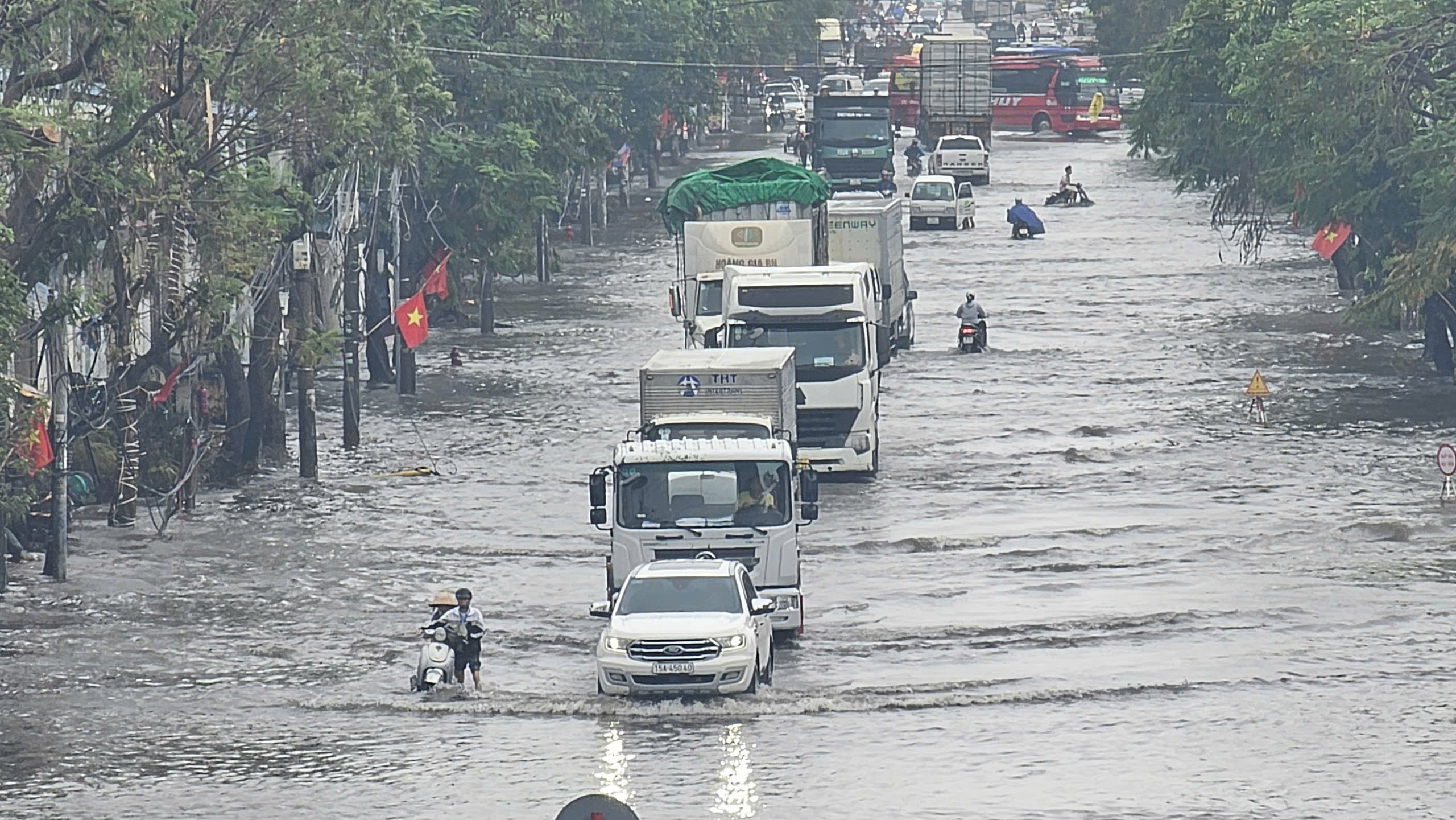 Lũ các sông lên cao, nhiều tuyến phố ở Hải Phòng ngập sâu- Ảnh 3.