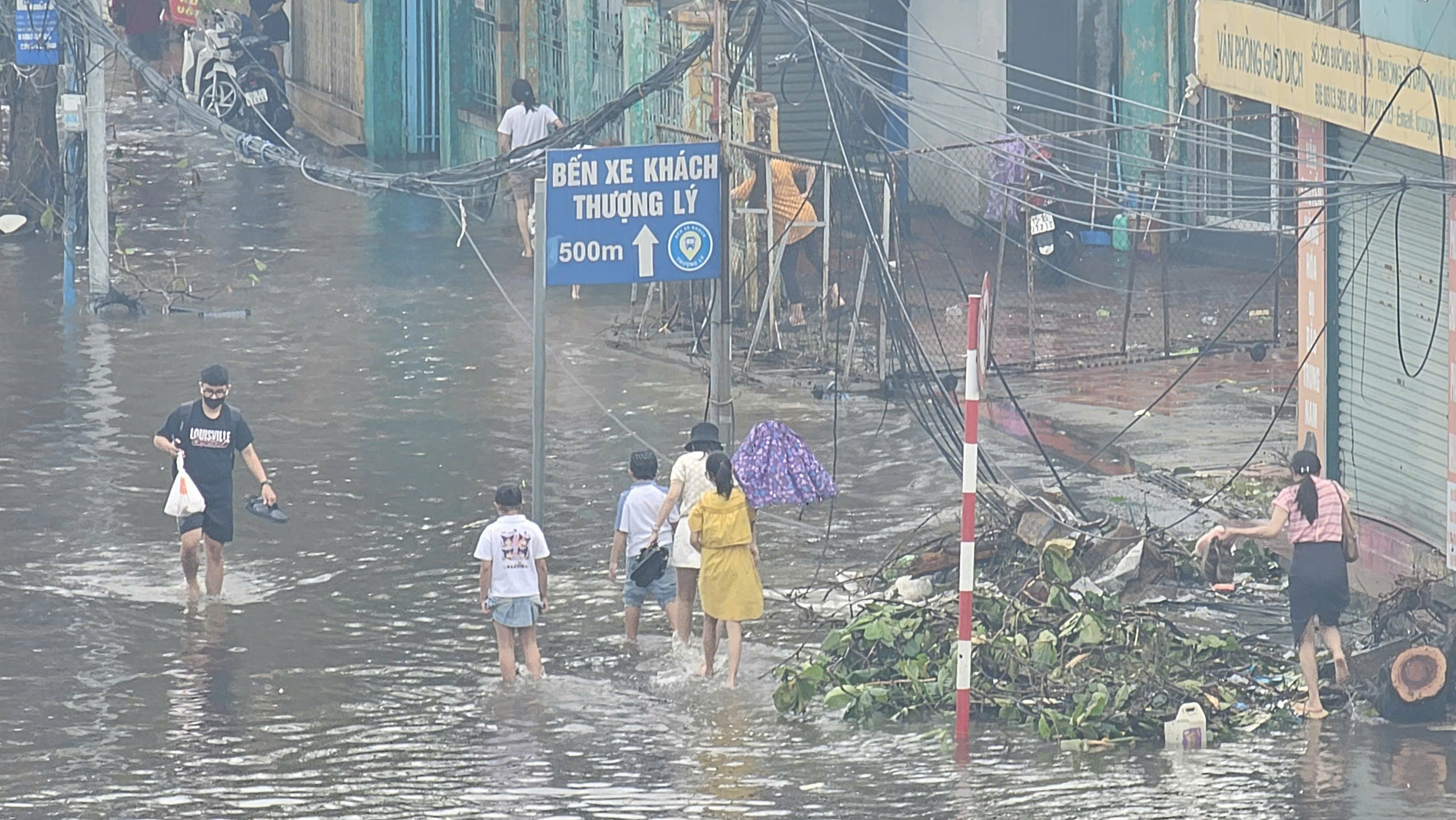 Lũ các sông lên cao, nhiều tuyến phố ở Hải Phòng ngập sâu- Ảnh 4.