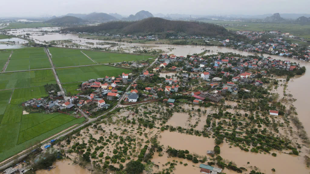 Quảng Ninh: Học sinh huyện Cô Tô chưa thể đến trường, Đông Triều nhiều nơi vẫn ngập sâu- Ảnh 2.