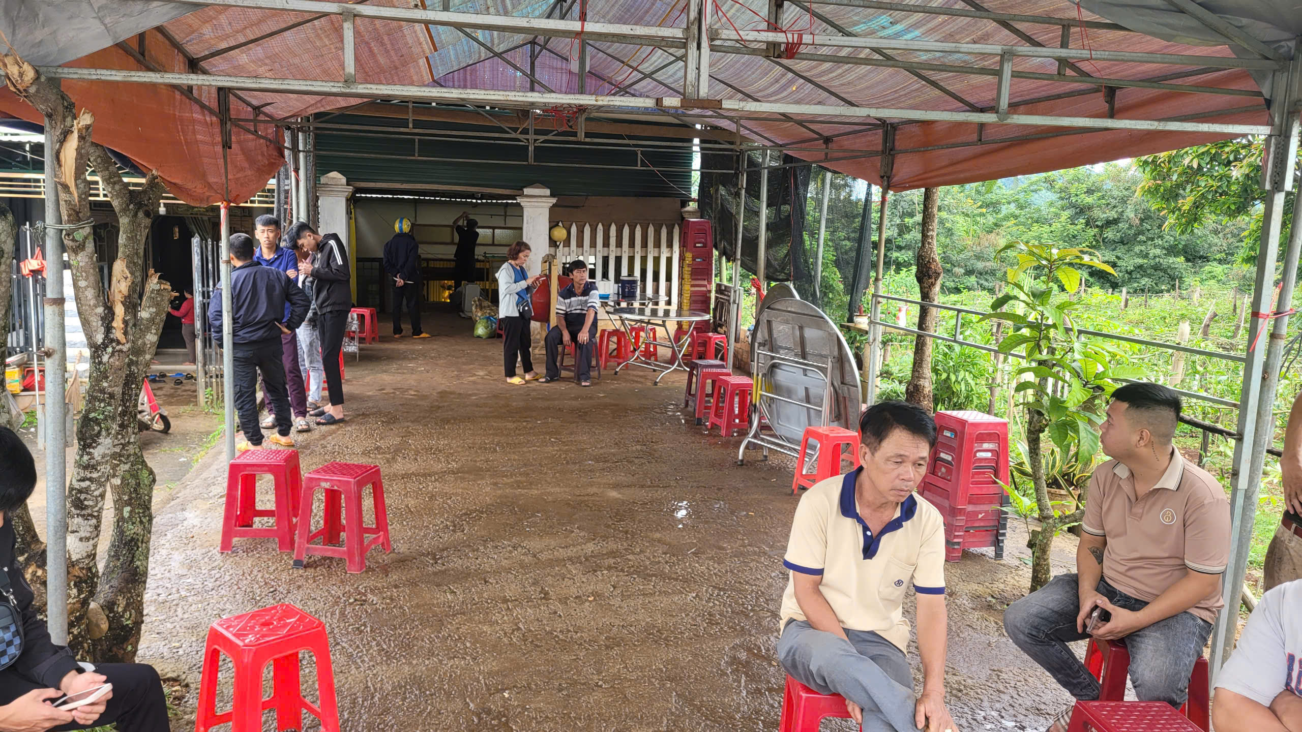 Vụ TNGT 4 người tử vong ở Đắk Lắk: Khóc ngất đợi con, đợi cháu về...- Ảnh 1.