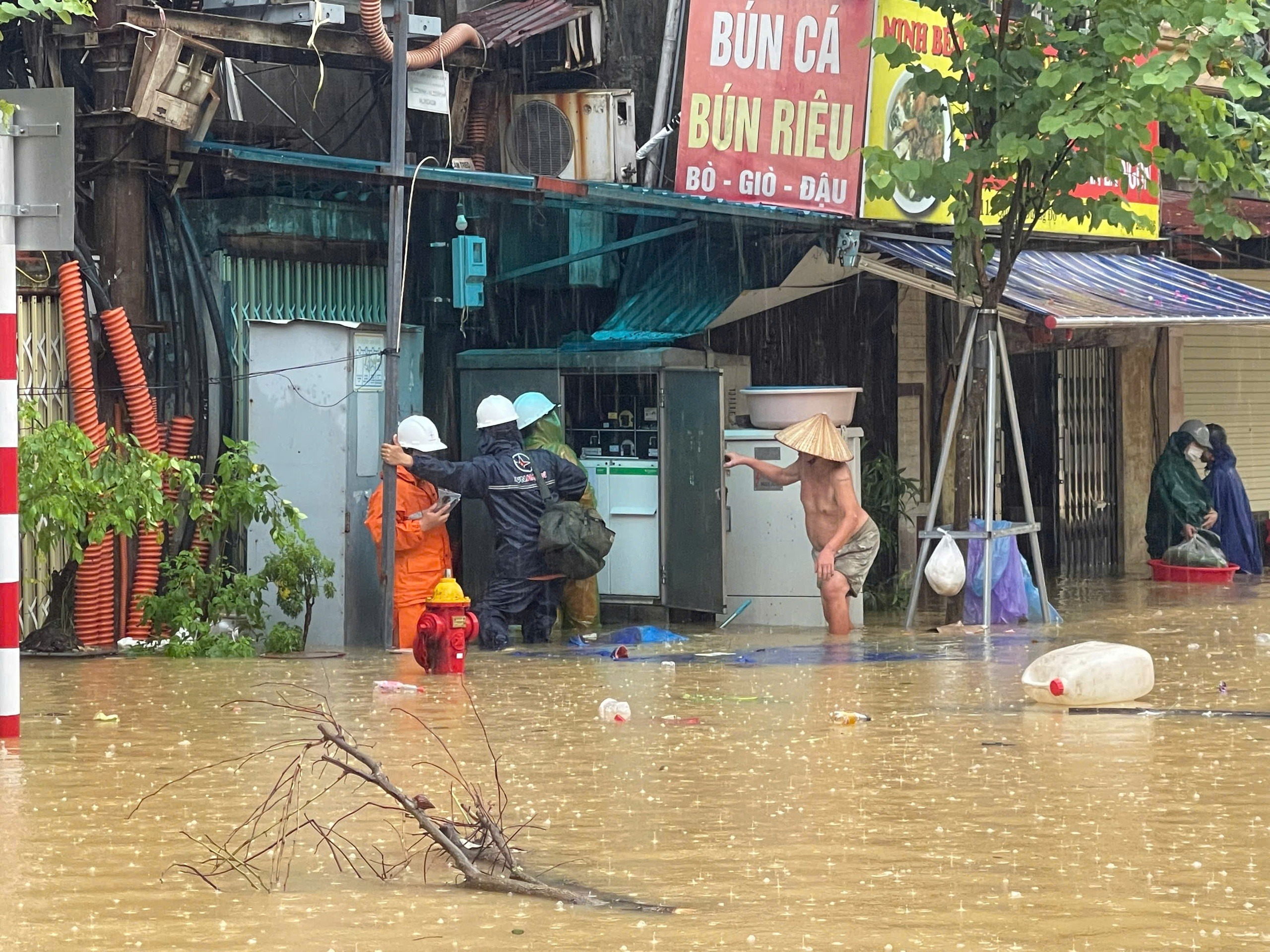 Hà Nội cắt điện các điểm ngập, nước rút đến đâu cấp lại tới đó- Ảnh 1.