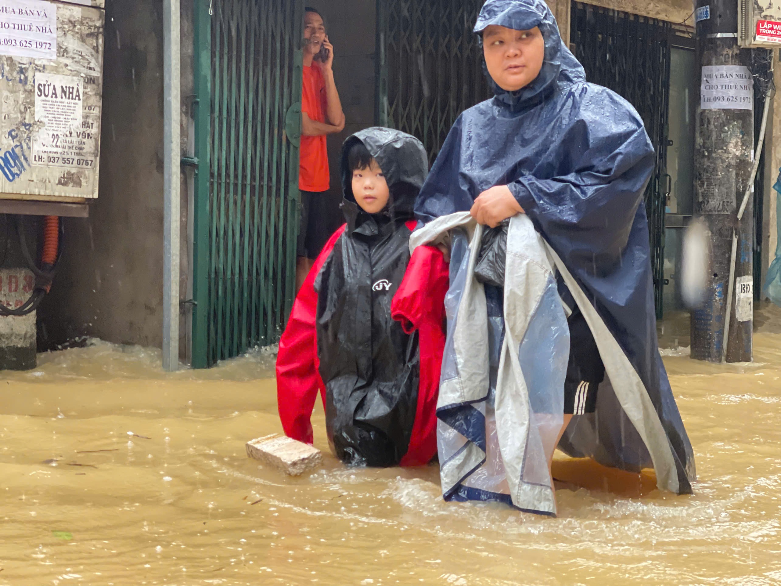 Người dân ven sông ở Hà Nội hớt hải bê đồ, bì bõm lội nước để chạy lũ- Ảnh 4.