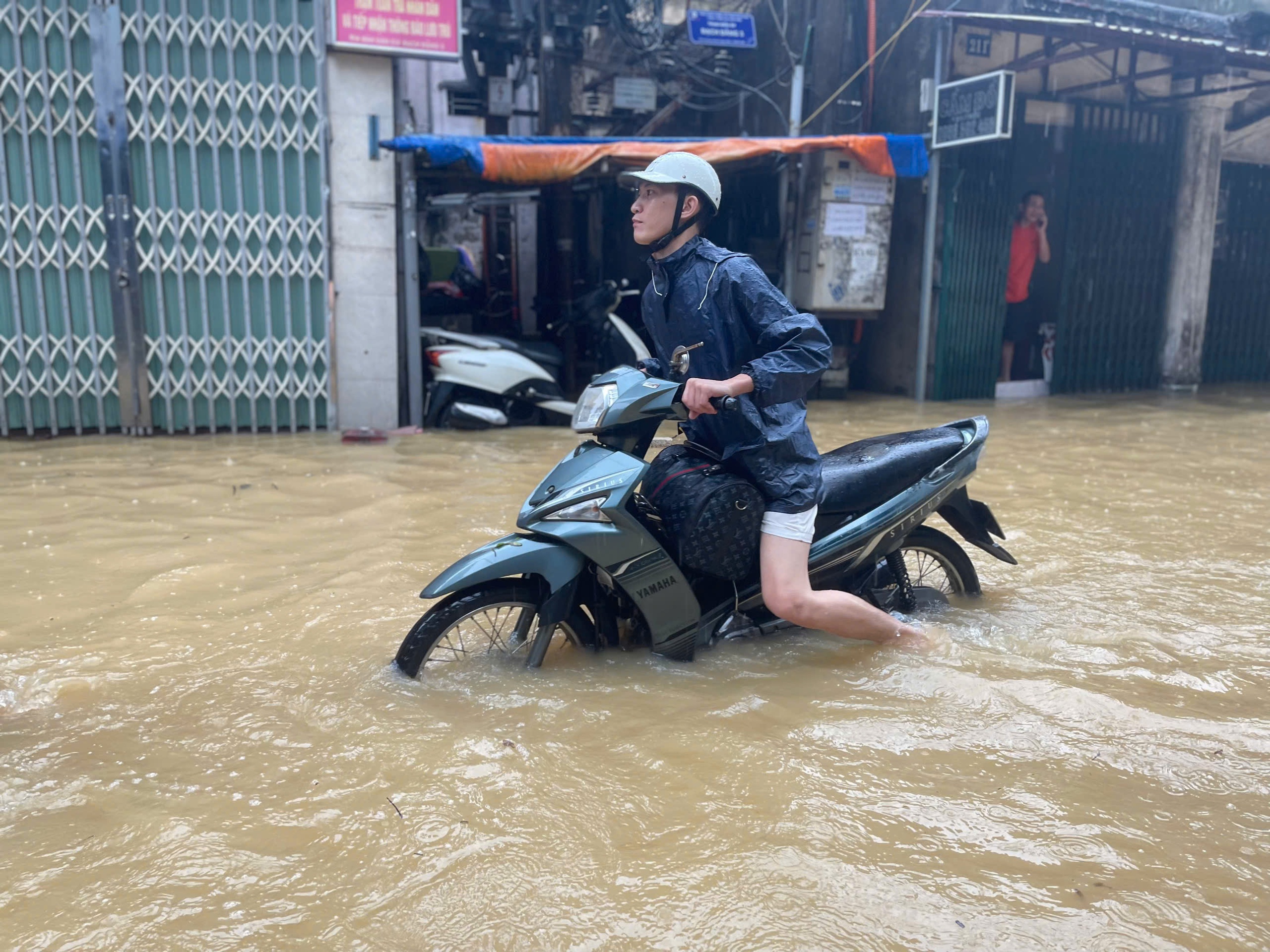 Người dân ven sông ở Hà Nội hớt hải bê đồ, bì bõm lội nước để chạy lũ- Ảnh 6.