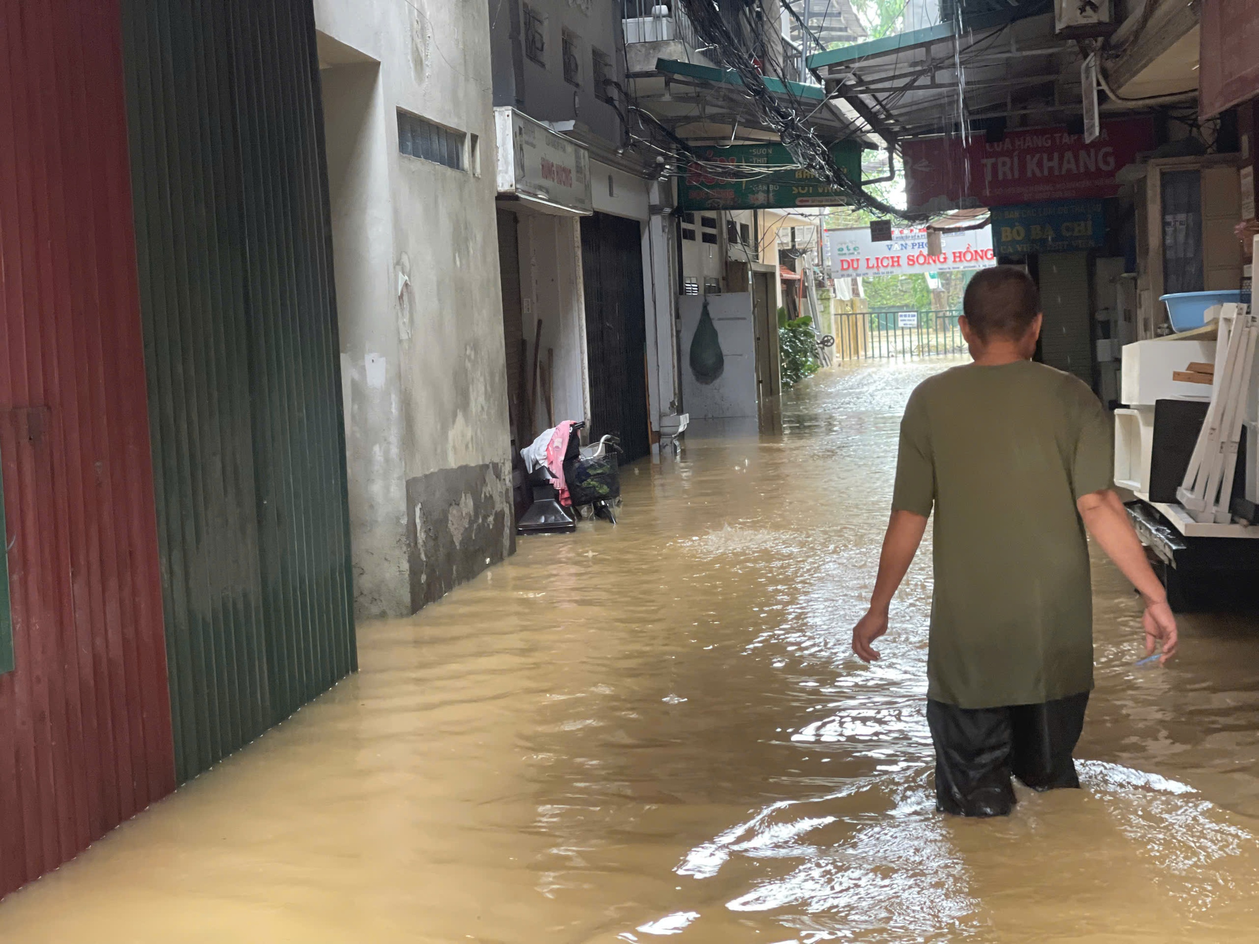 Người dân ven sông ở Hà Nội hớt hải bê đồ, bì bõm lội nước để chạy lũ- Ảnh 3.