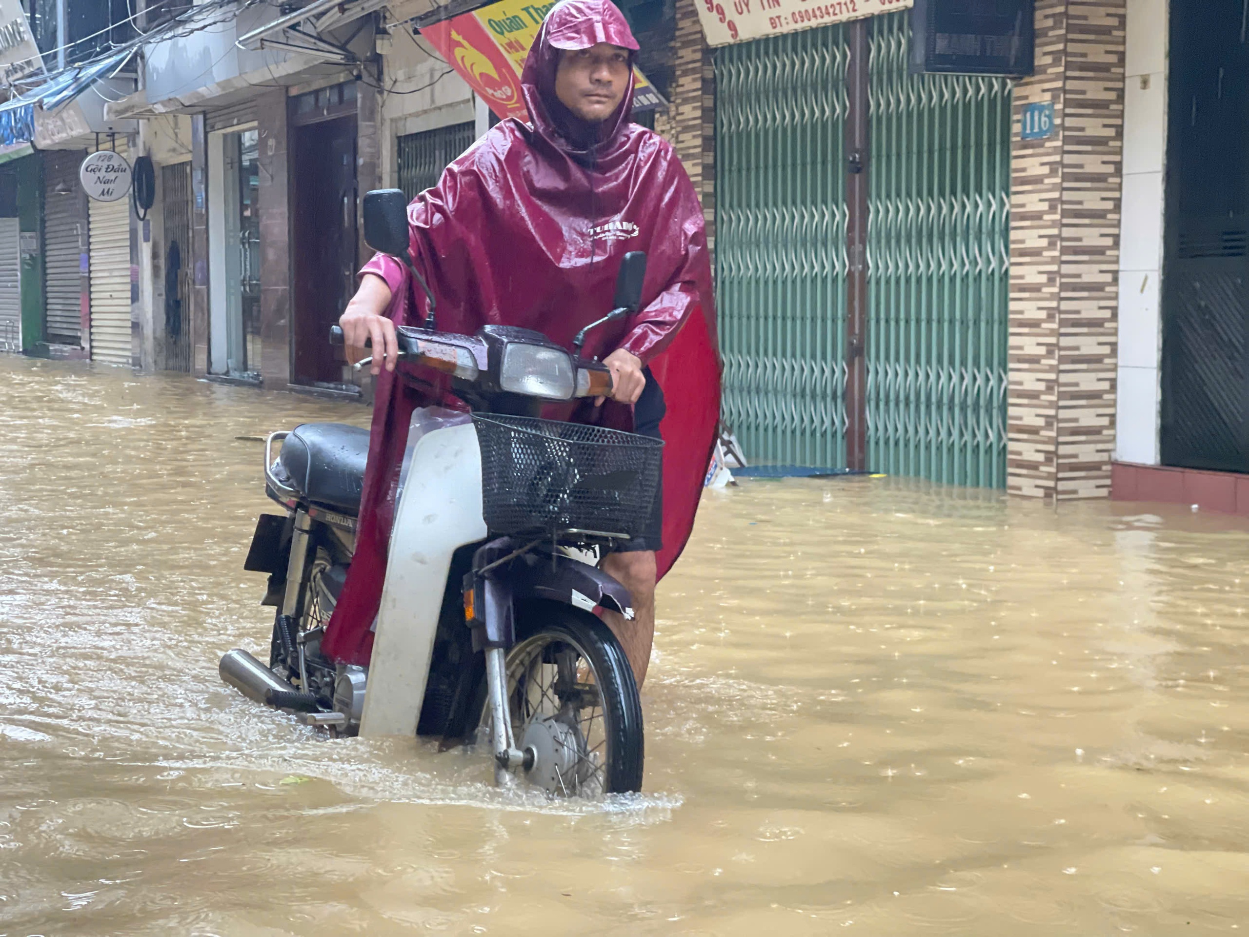 Người dân ven sông ở Hà Nội hớt hải bê đồ, bì bõm lội nước để chạy lũ- Ảnh 7.