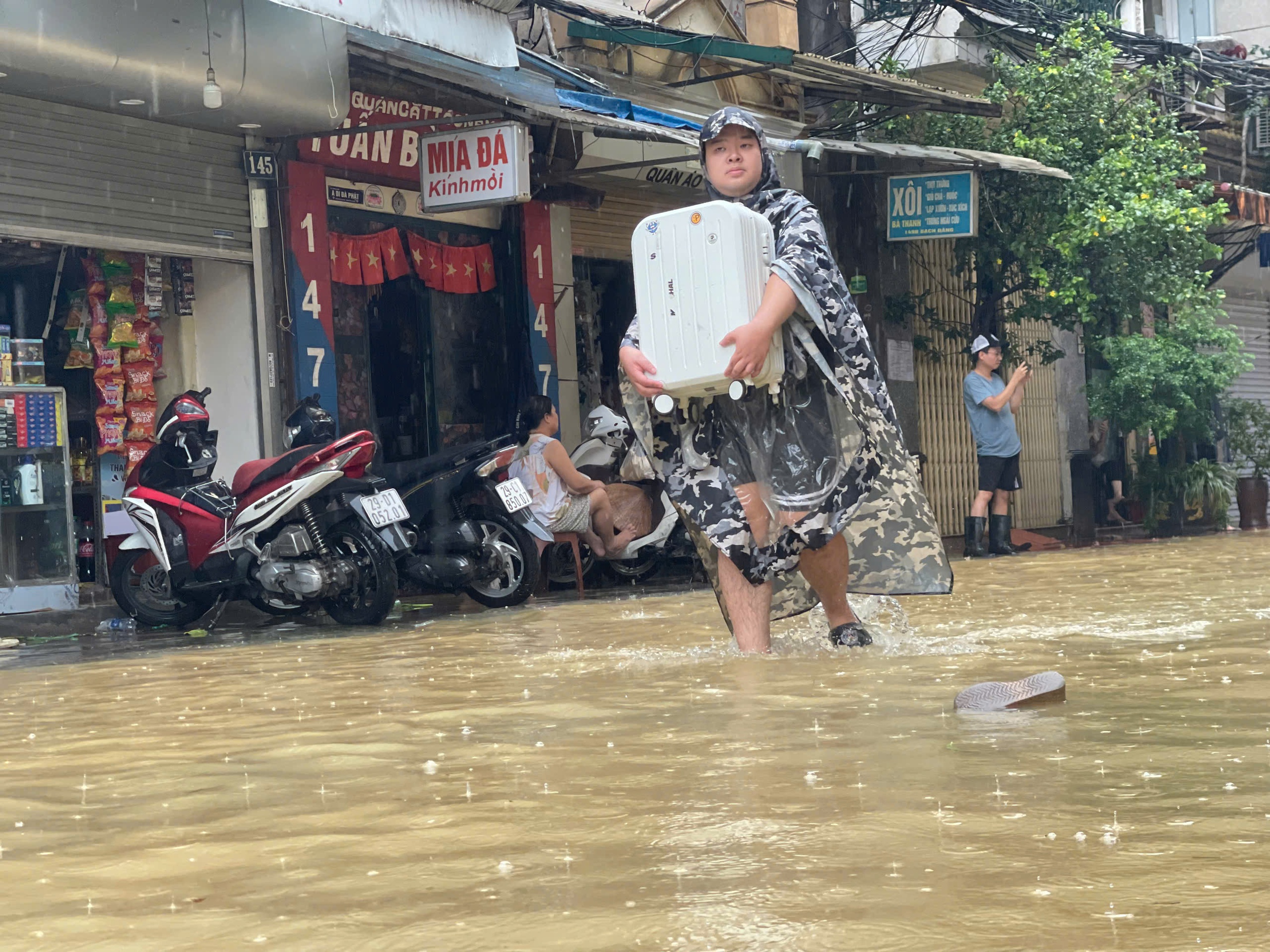 Người dân ven sông ở Hà Nội hớt hải bê đồ, bì bõm lội nước để chạy lũ- Ảnh 5.