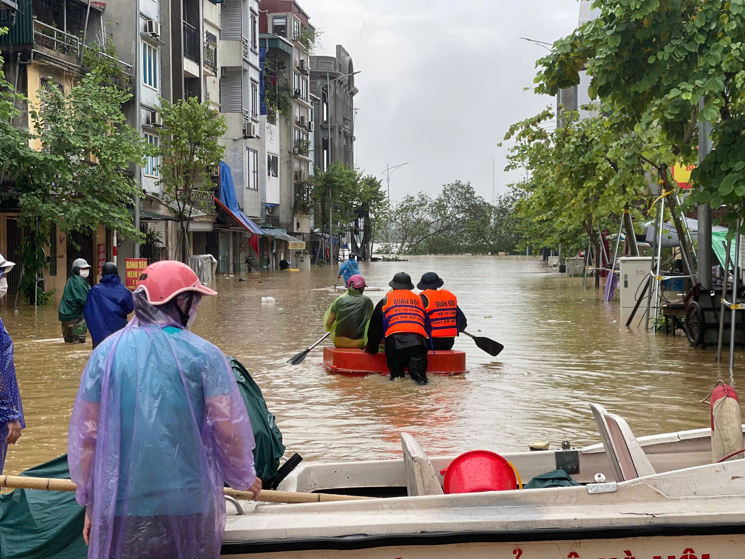 Người dân ven sông ở Hà Nội hớt hải bê đồ, bì bõm lội nước để chạy lũ- Ảnh 1.