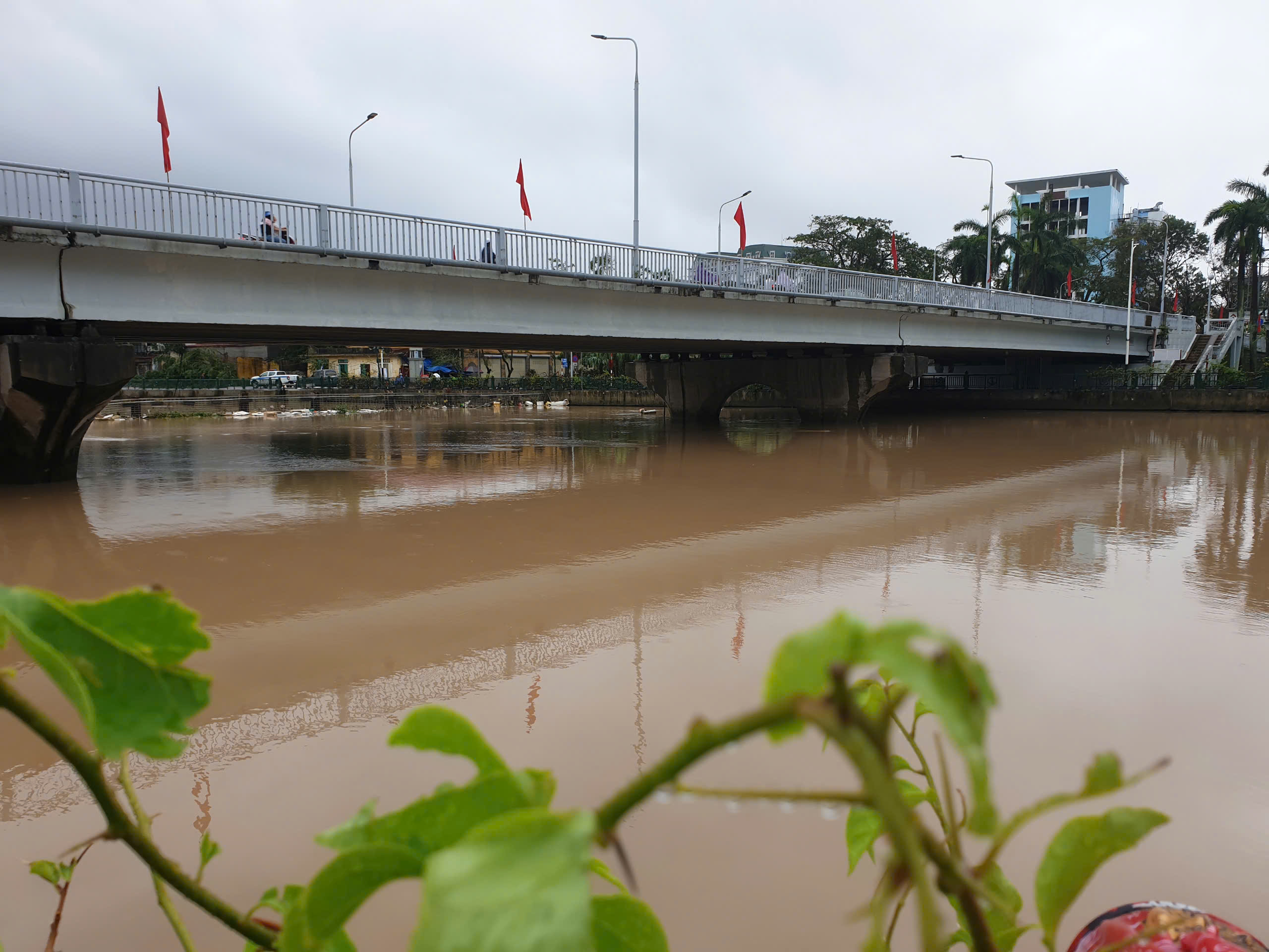 Dừng tàu hỏa, hạn chế tàu thuyền lưu thông qua Hải Phòng do lũ- Ảnh 1.