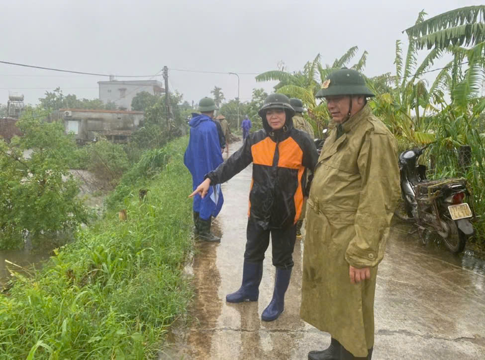 Xúc động hình ảnh công an Thái Bình cõng dân chạy lũ- Ảnh 10.