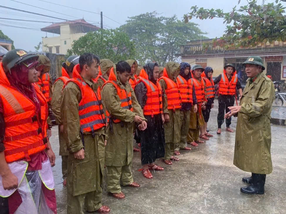 Xúc động hình ảnh công an Thái Bình cõng dân chạy lũ- Ảnh 2.