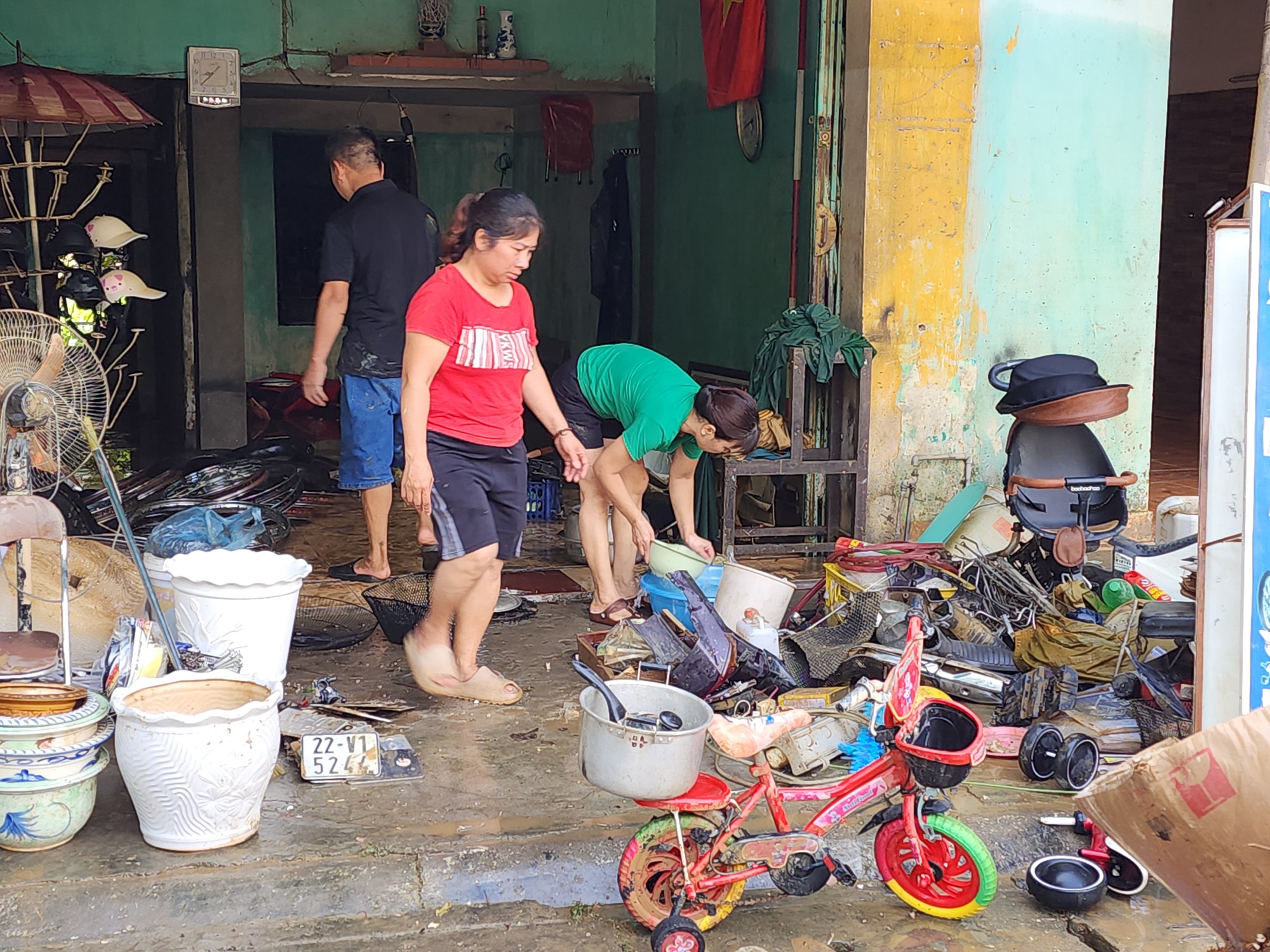 Tuyên Quang: Lũ rút, người dân tất bật dọn nhà, vệ sinh khu phố- Ảnh 3.