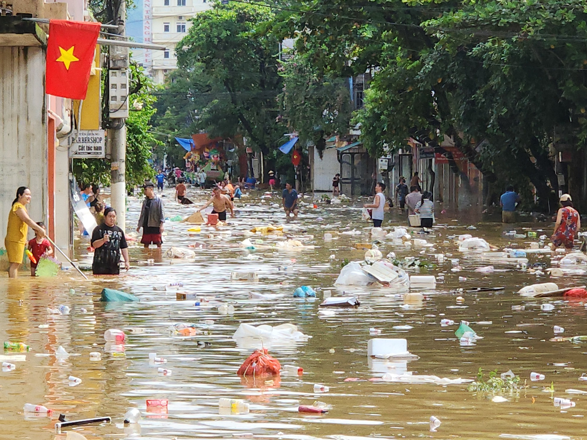 Tuyên Quang: Lũ rút, người dân tất bật dọn nhà, vệ sinh khu phố- Ảnh 5.