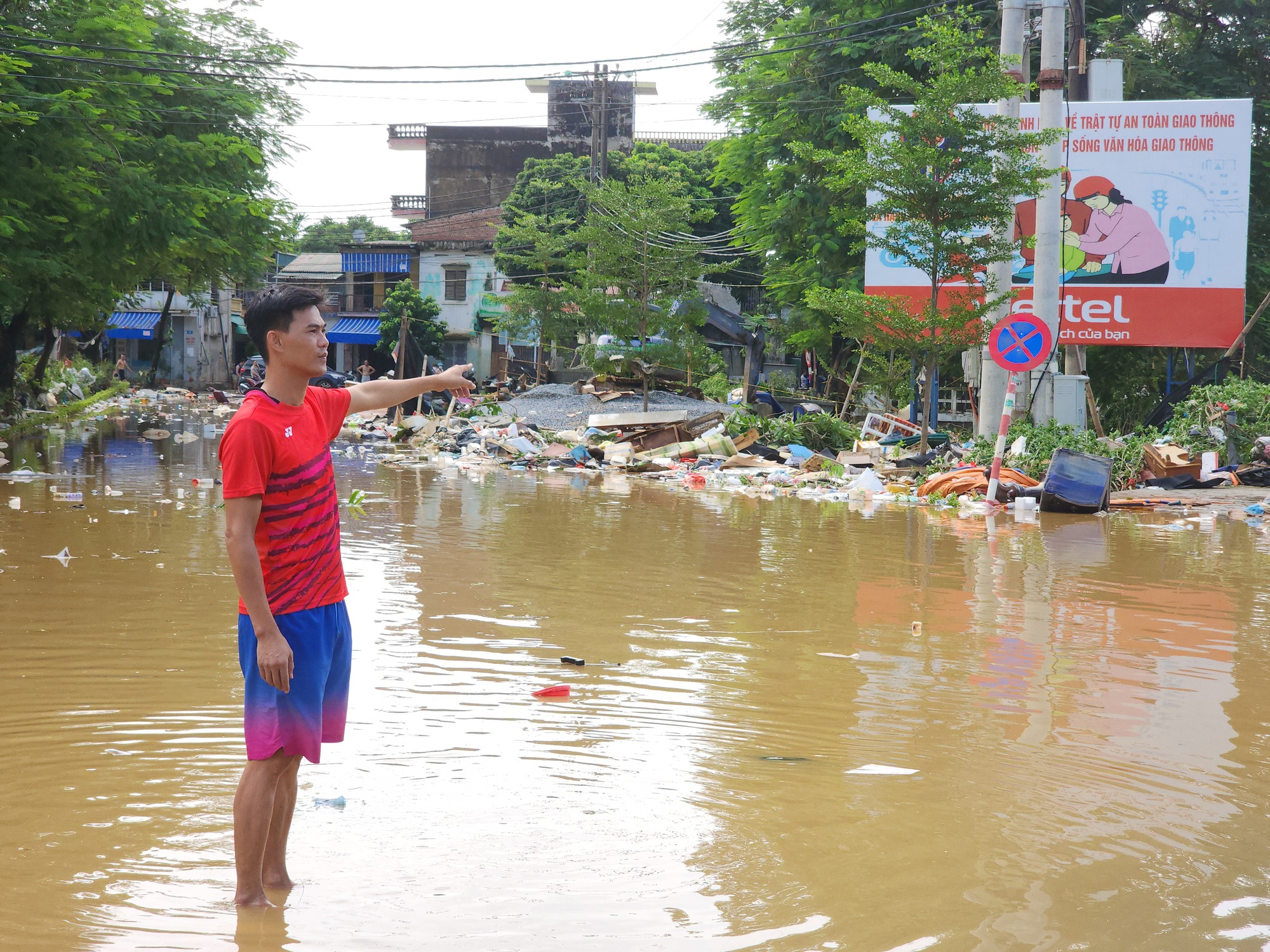 Tuyên Quang: Lũ rút, người dân tất bật dọn nhà, vệ sinh khu phố- Ảnh 6.