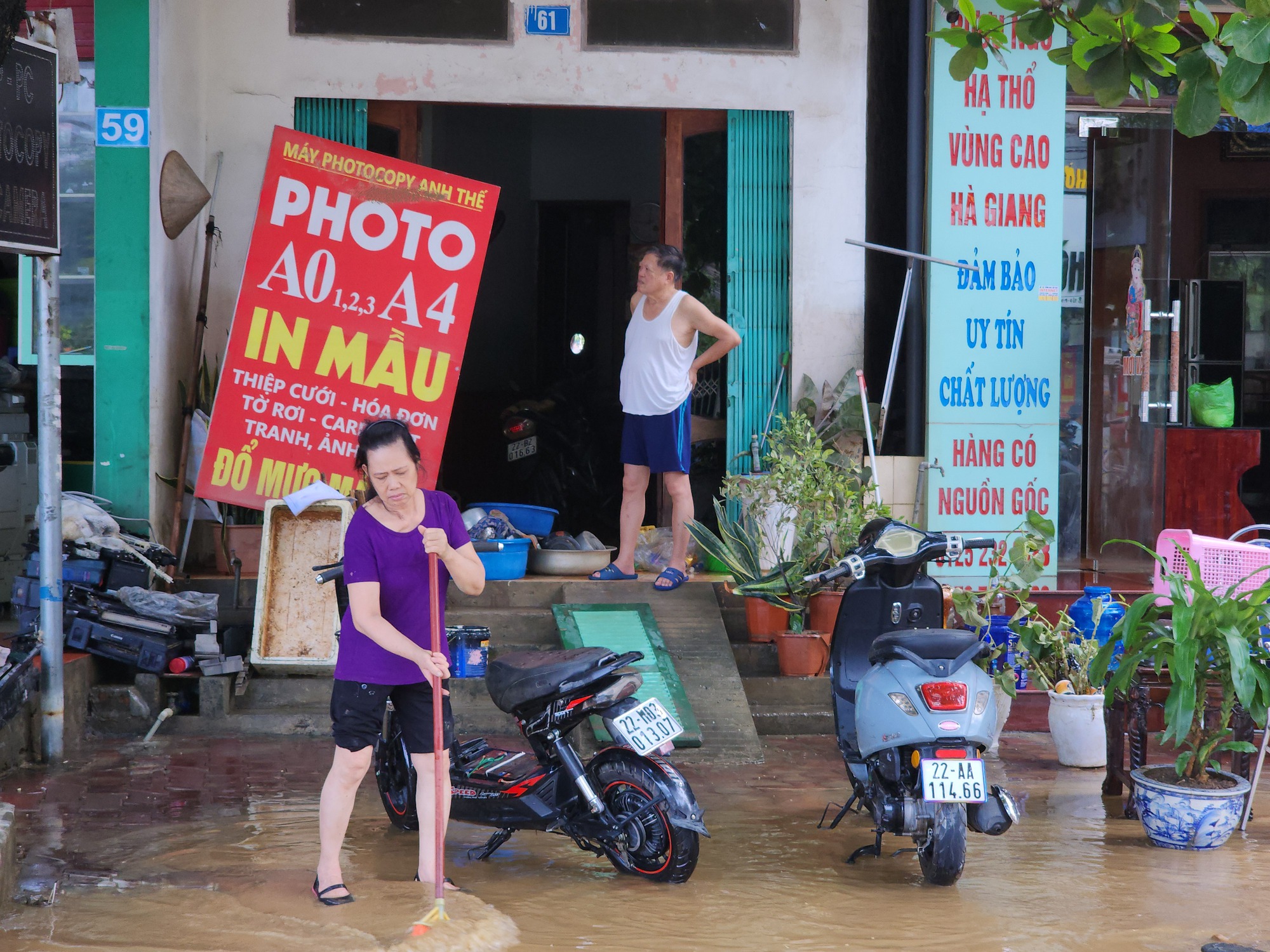 Tuyên Quang: Lũ rút, người dân tất bật dọn nhà, vệ sinh khu phố- Ảnh 13.