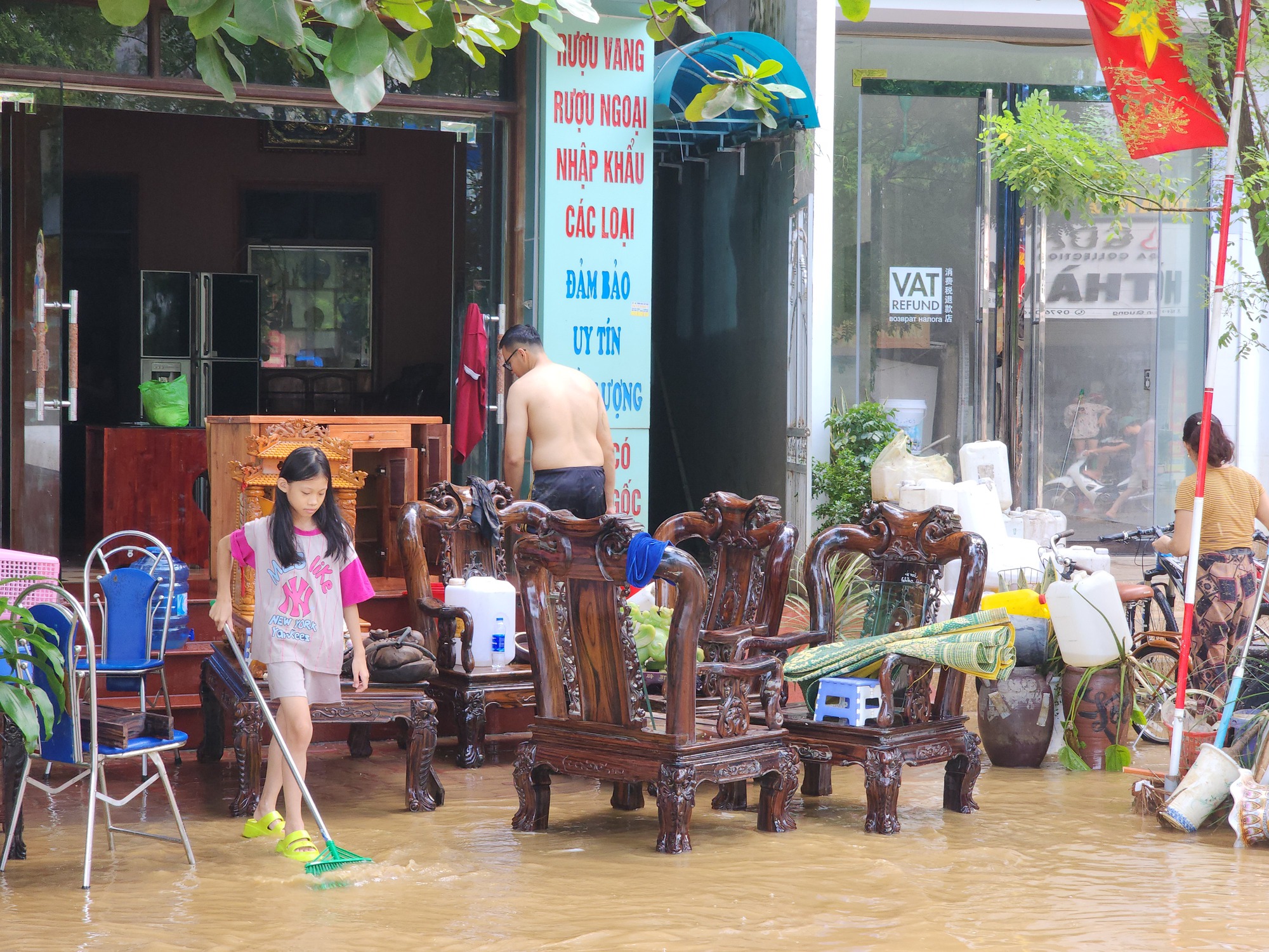 Tuyên Quang: Lũ rút, người dân tất bật dọn nhà, vệ sinh khu phố- Ảnh 10.